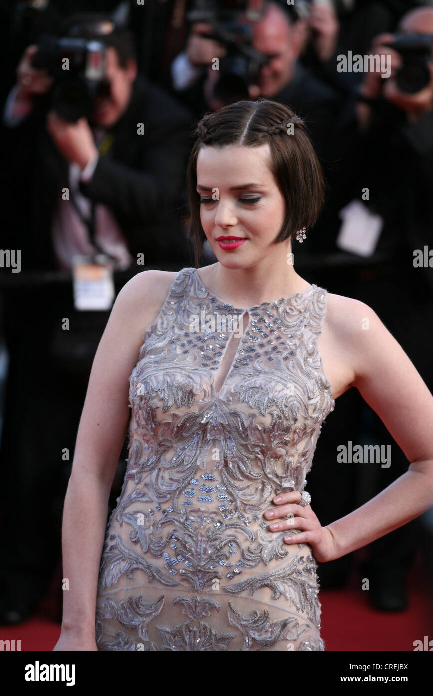 Roxane Mesquida a sulla strada di gala per lo screening di tappeto rosso al sessantacinquesimo Festival del Cinema di Cannes Francia. 2012 Foto Stock
