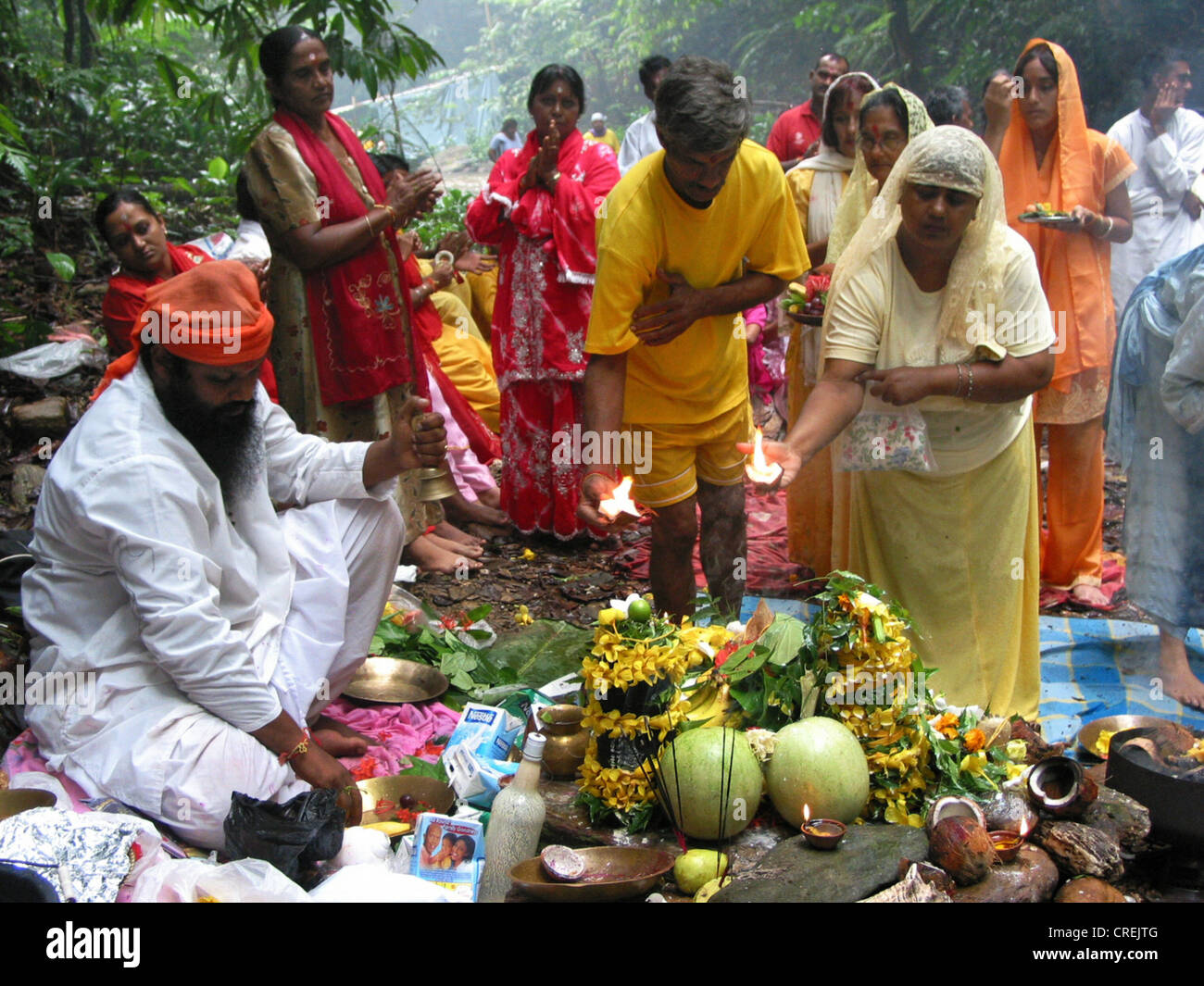 Sacerdoti indù e i credenti in un fiume rituale nel nord dell'isola dei Caraibi Trinidad, Trinidad e Tobago Trinidad Foto Stock