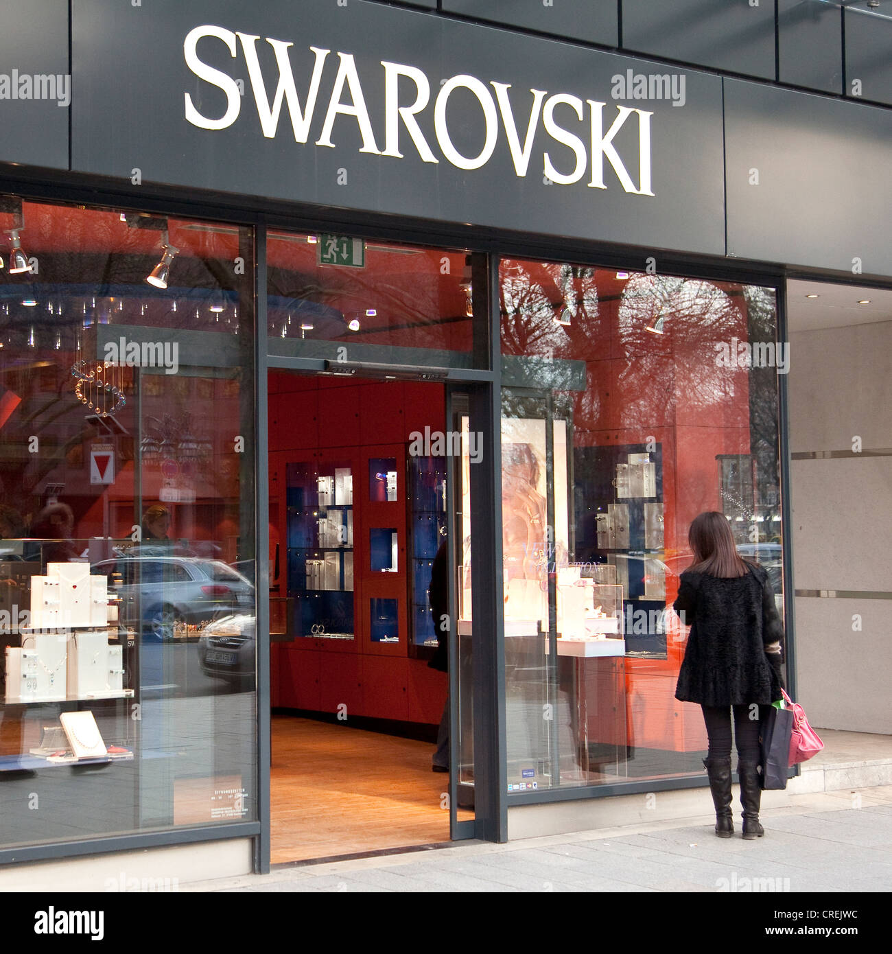 Donna che guarda il display in shopwindow del produttore leader di taglio, di cristallo Swarovski Foto Stock