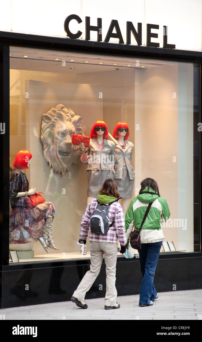 Le donne guardando il display in shopwindow del Chanel fashion shop, Koenigsallee passeggiata shopping, breve Koe Foto Stock