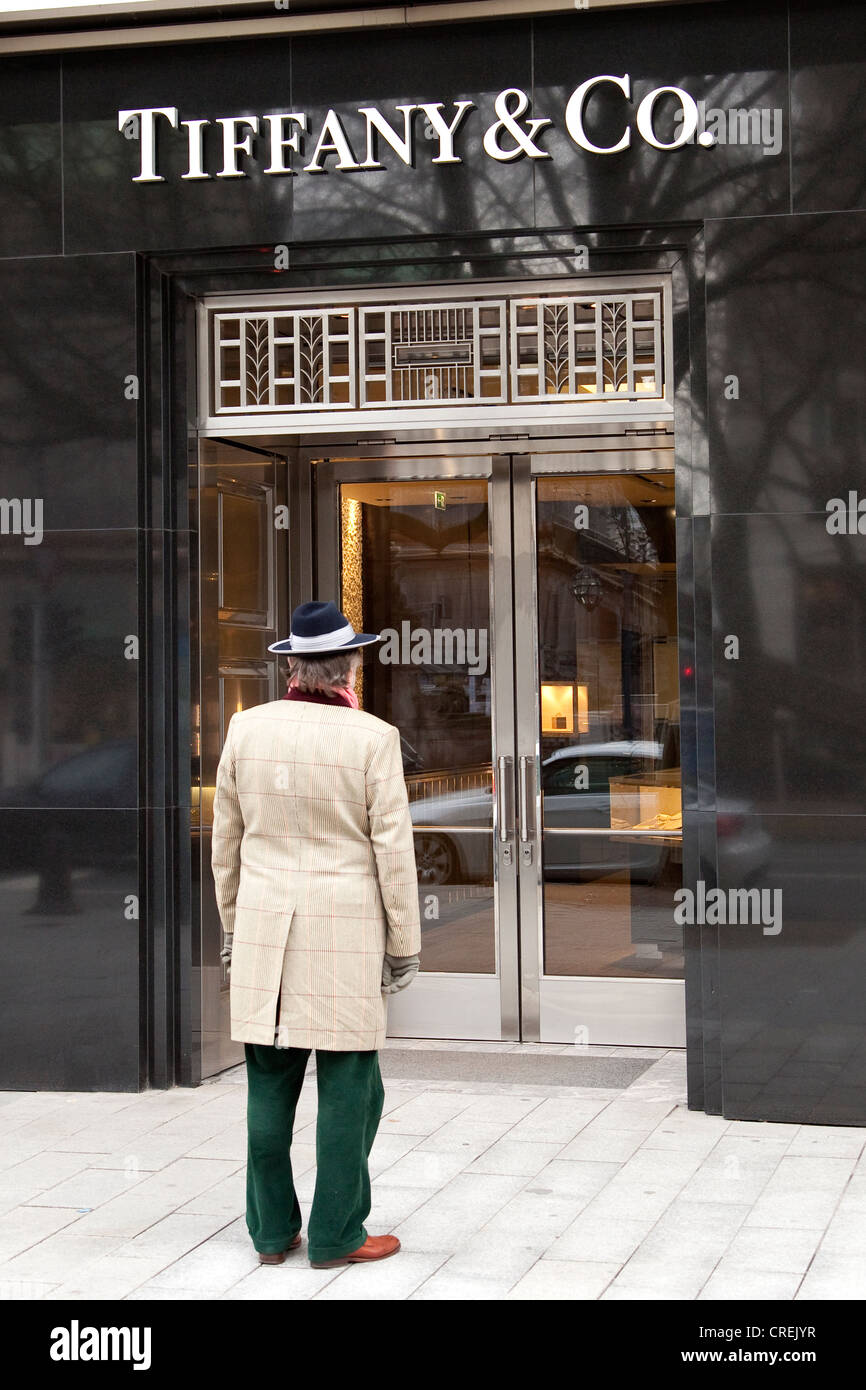 Uomo in piedi di fronte alla shopwindow del Tiffany & Co negozio gioielli guardando il display Foto Stock