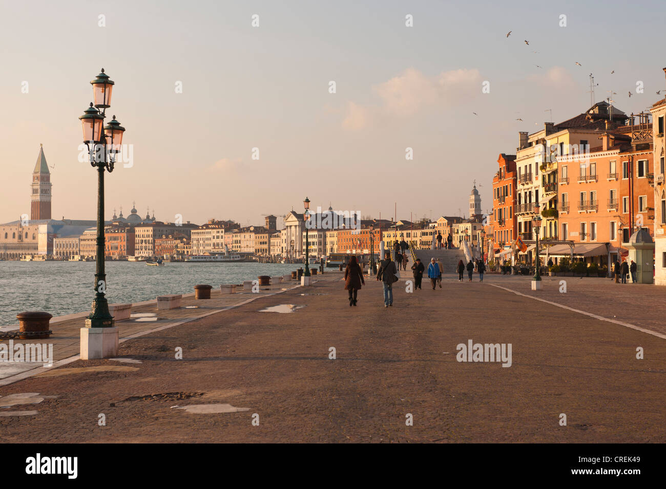 Riva Ca' di Dio promenade che si affaccia sul Canale di San Marco e il lungomare, Venezia, Veneto, Italia, Europa meridionale Foto Stock