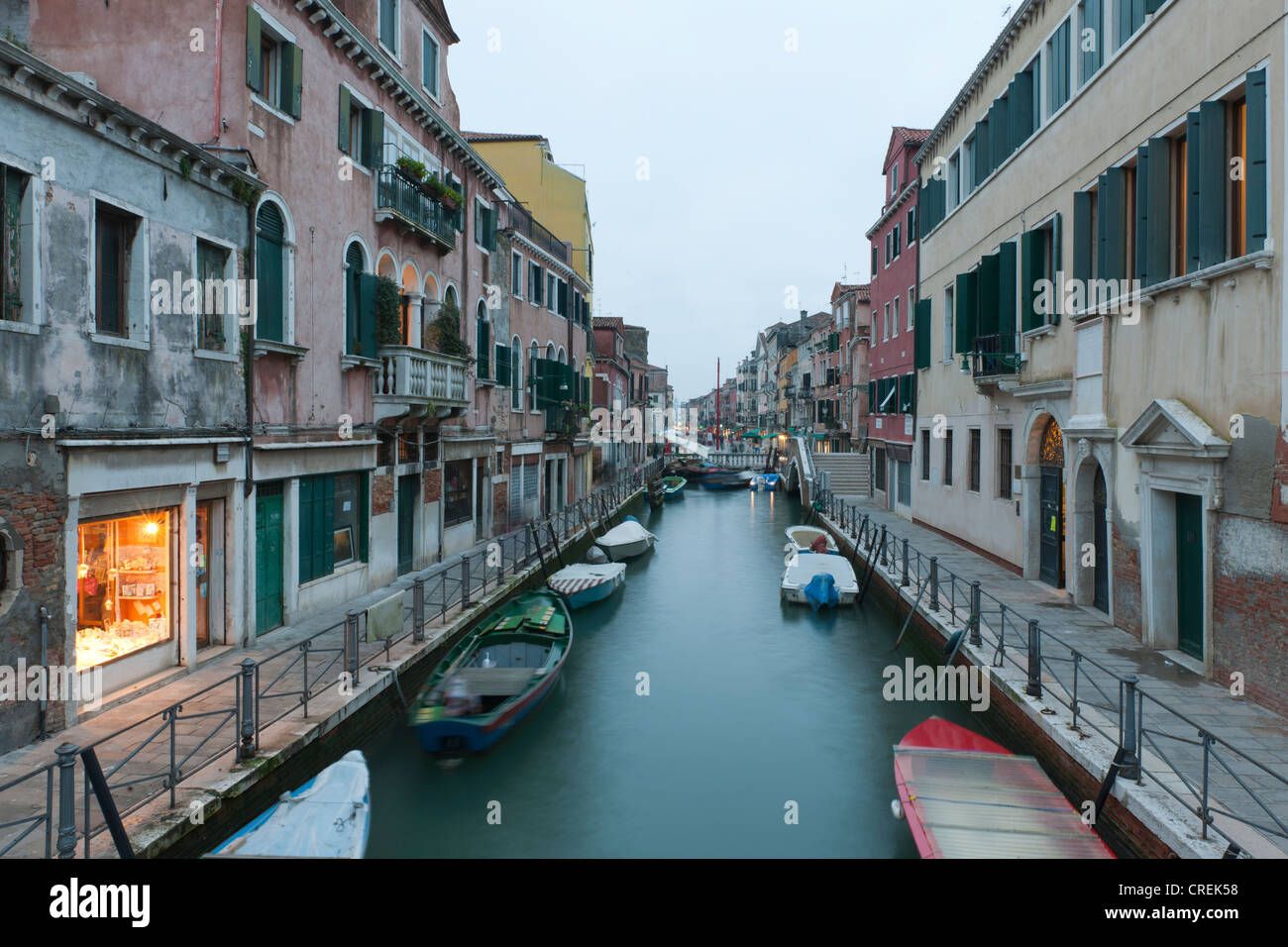 Canale laterale nel Sestiere di Castello trimestre, Venezia, Veneto, Italia, Europa meridionale Foto Stock