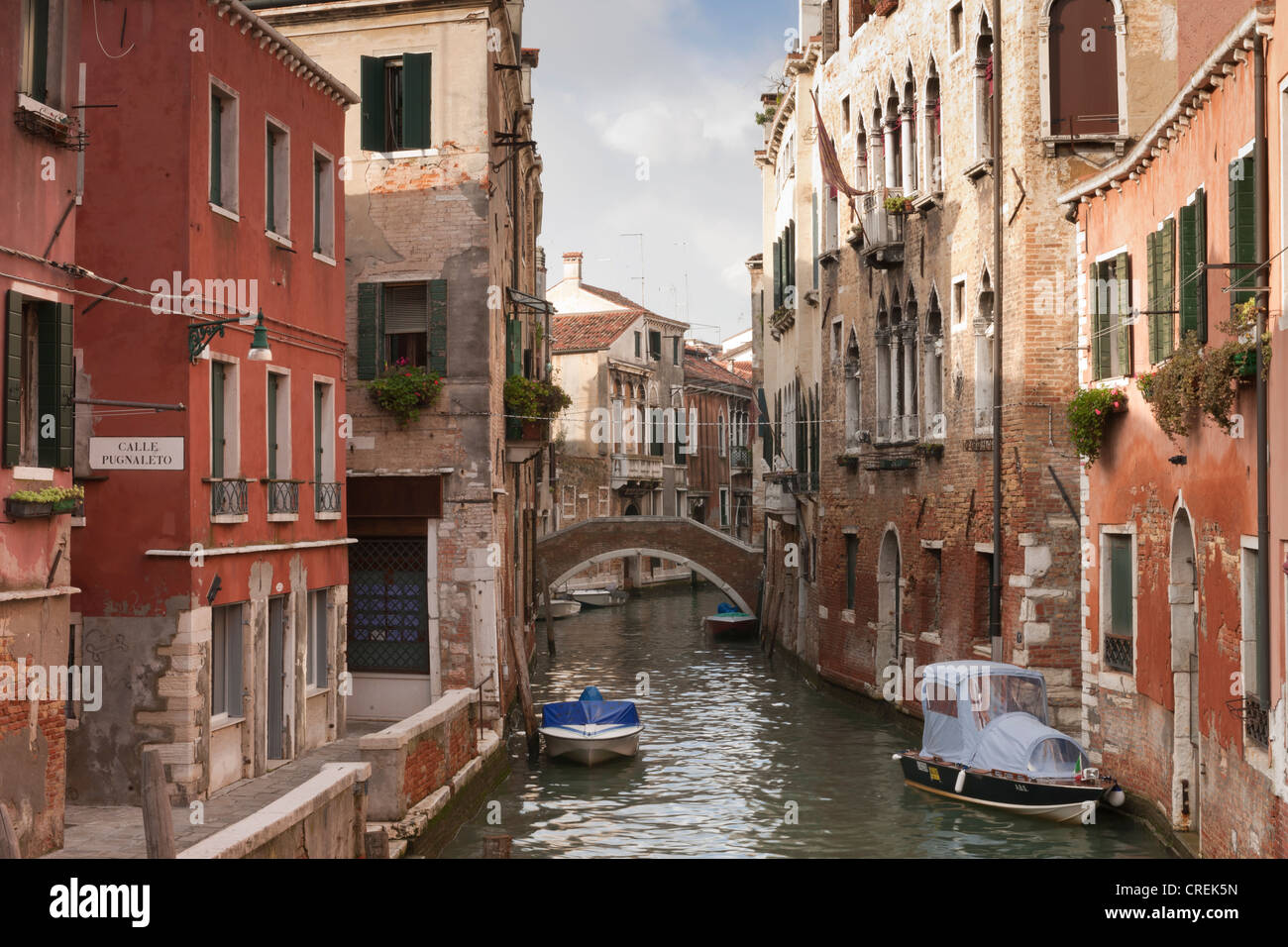 Canale laterale nel Sestiere di Castello trimestre, Venezia, Veneto, Italia, Europa meridionale Foto Stock