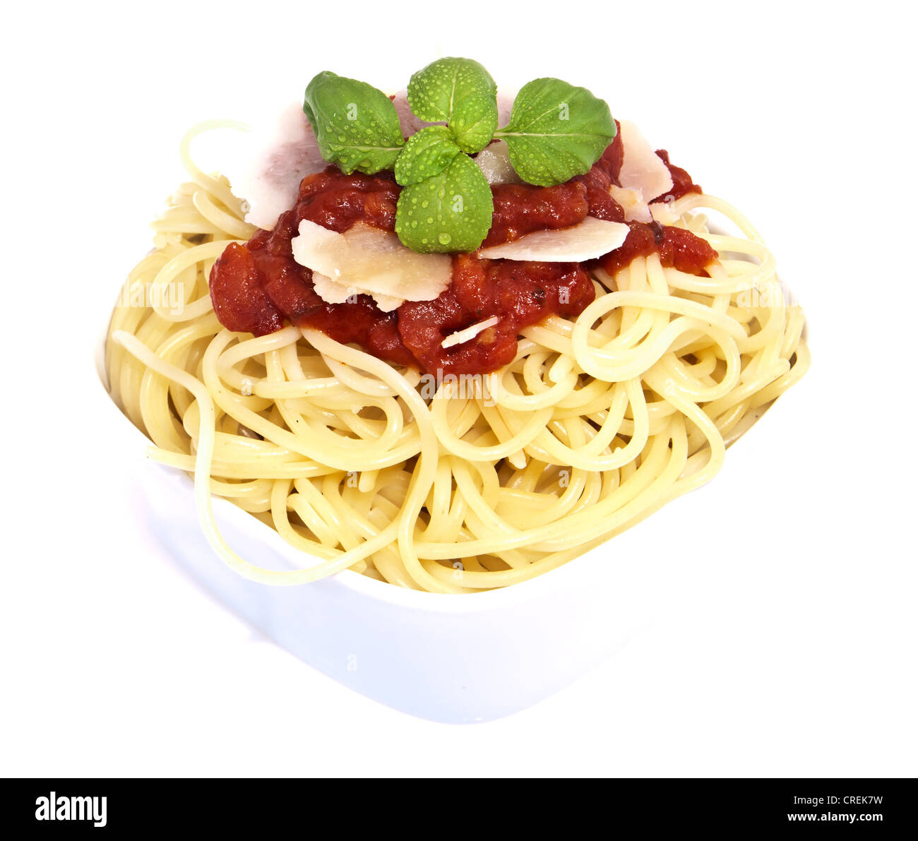 Cibo sano, spaghetti in una forma di cuore con pomodoro e basilico su  sfondo bianco Foto stock - Alamy