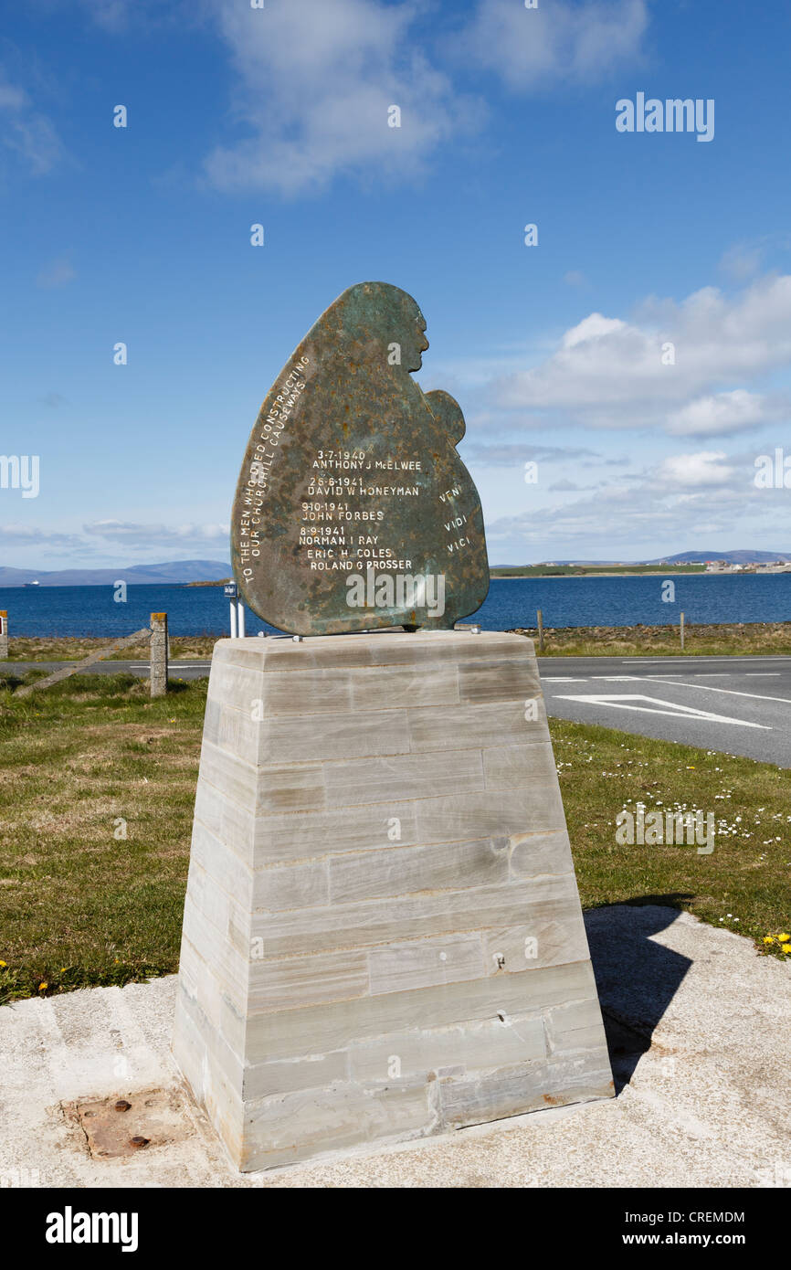 Memorial Sculpture agli uomini che morì la costruzione di barriere di Churchill per collegare le piccole isole di agnello Holm Island Isole Orcadi Scozia UK Foto Stock