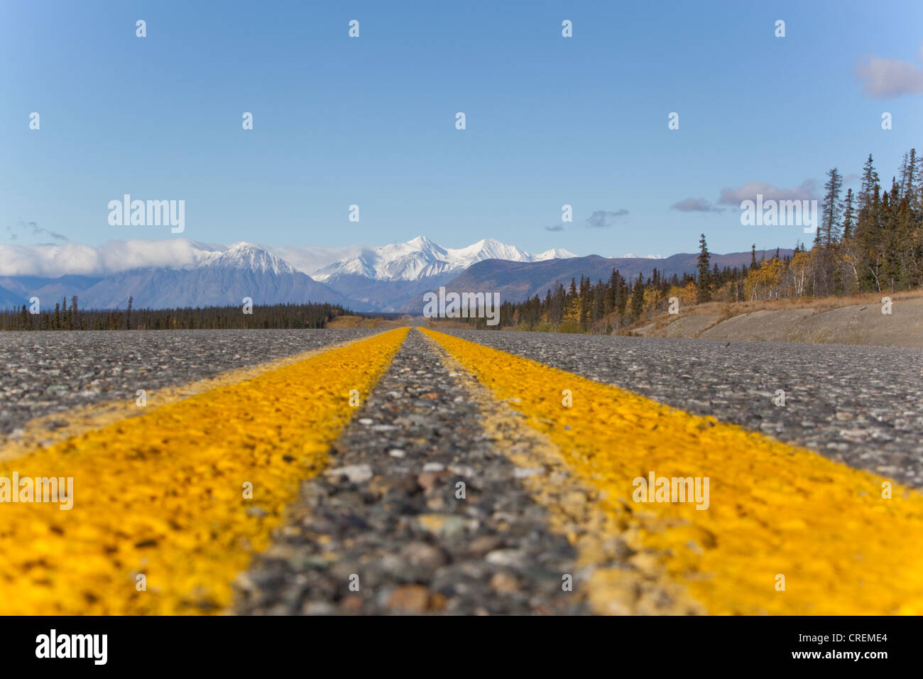 Alaska Highway verso Haines Junction, St. Elias montagne, gamma Kluane dietro, Parco Nazionale Kluane e riserva Foto Stock