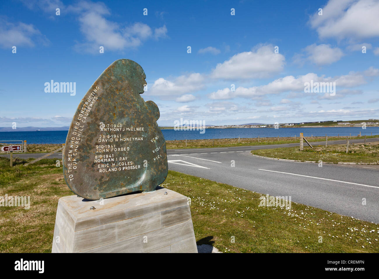 Memorial Sculpture agli uomini che morì la costruzione di barriere di Churchill per collegare le piccole isole di agnello Holm Island Isole Orcadi Scozia Scotland Foto Stock