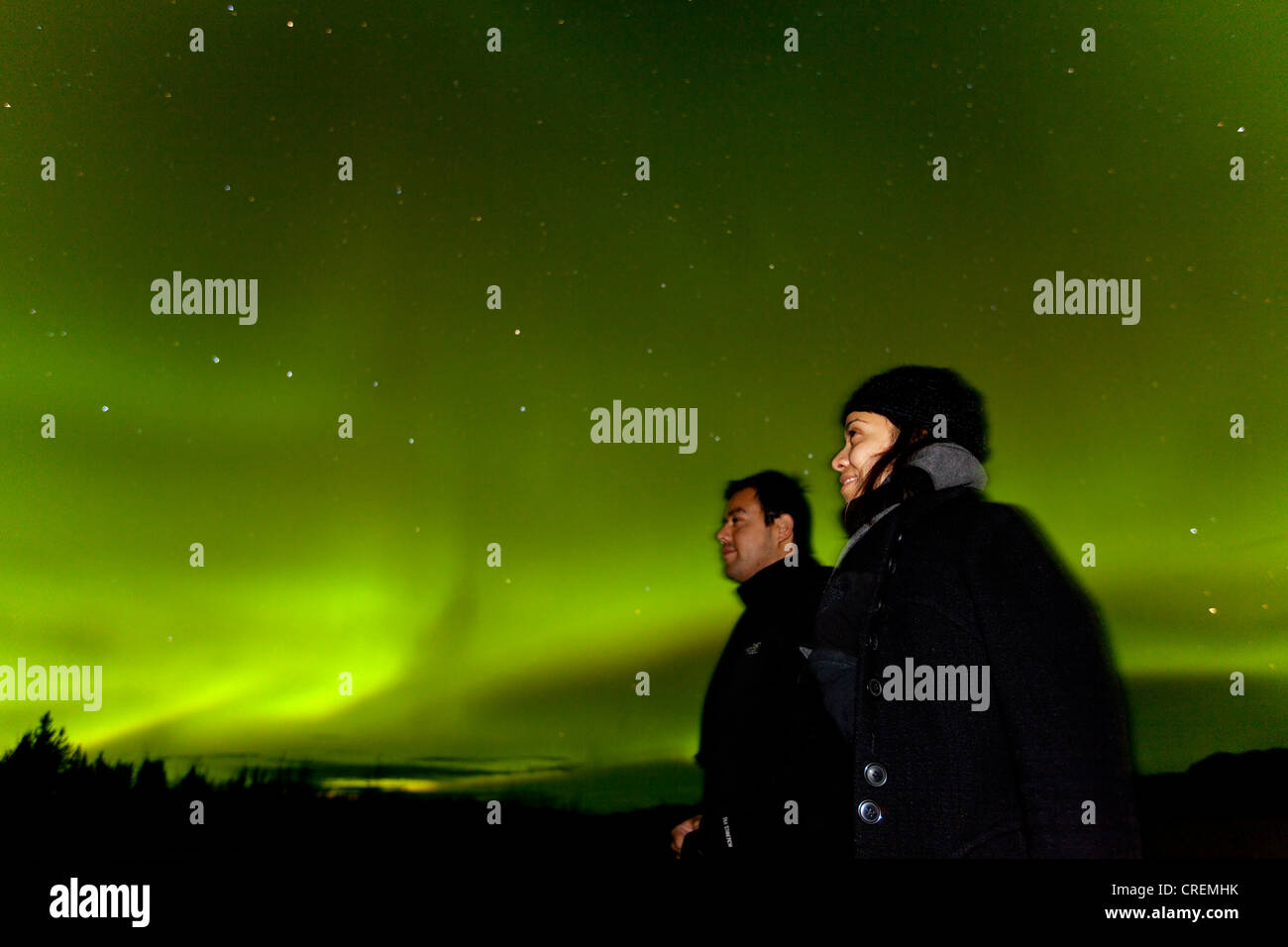 Giovane donna e uomo, guardando la roteazione Northern Lights, Aurorae polare, Aurora Boreale, verde, vicino a Whitehorse Foto Stock
