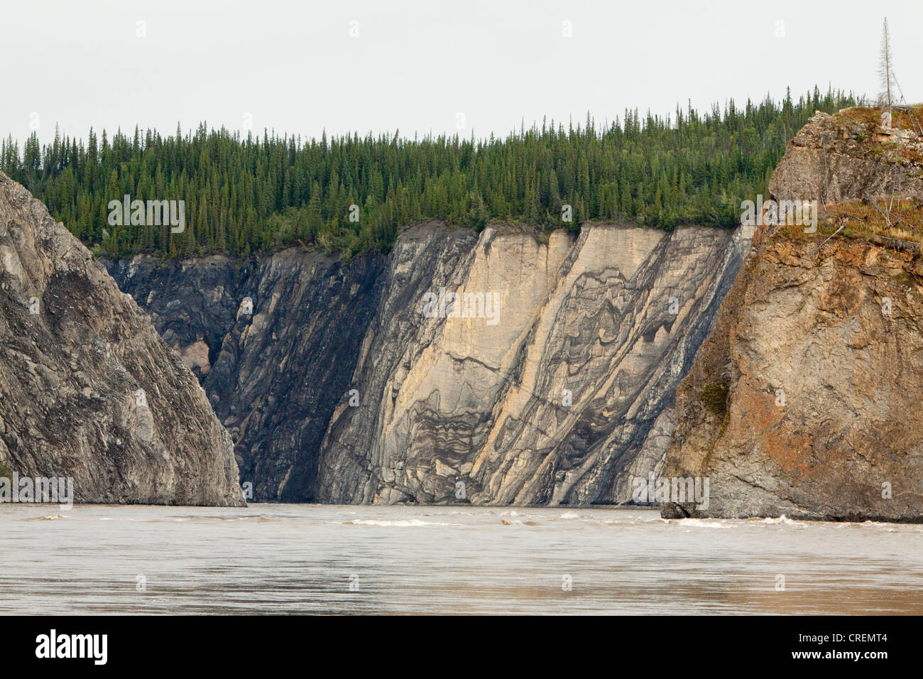 Spirale strutture di roccia e rapide di Peel River Canyon, sbucciare River, sbucciare spartiacque Yukon Territory, Canada Foto Stock