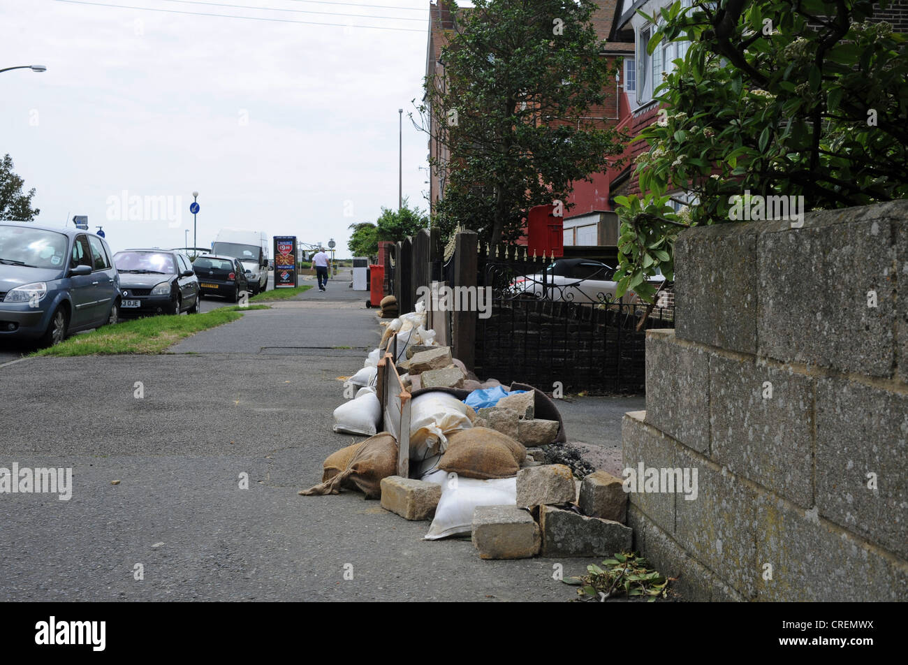 Sacchi di sabbia e macerie al di fuori delle proprietà in Littlehampton East Sussex per proteggere dalle inondazioni REGNO UNITO Foto Stock