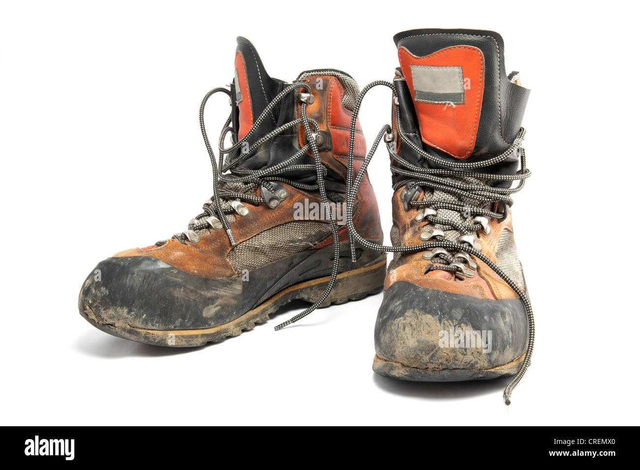 Coppia di fangoso indossato scarpe da trekking Foto Stock