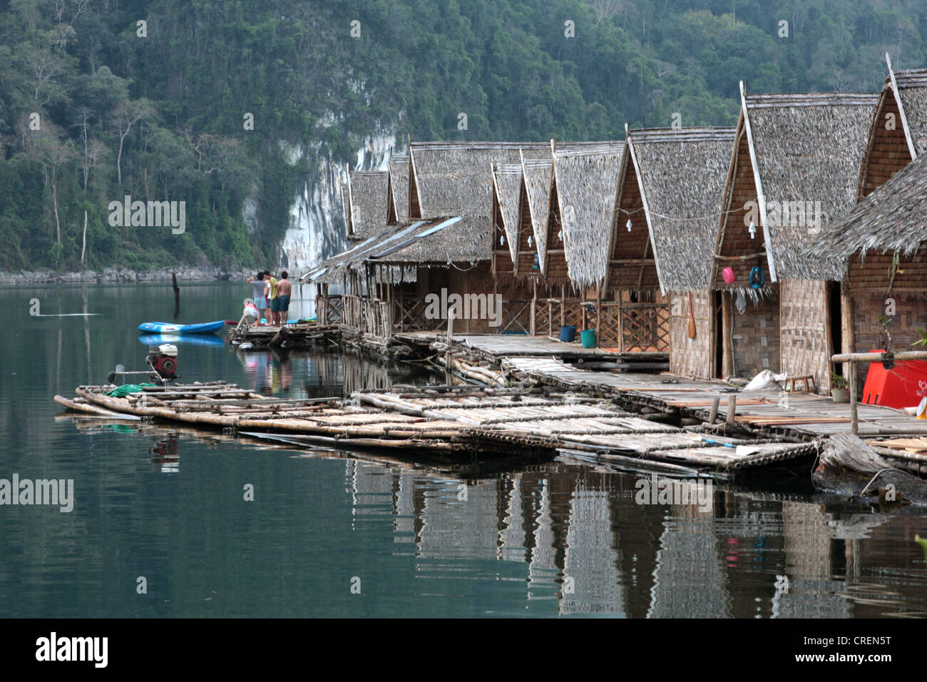 Zattera di bambù capanne sulla riva del lago Rajjaphapa, Thailandia Phuket, Khao Sok National Park, Klong Ka Foto Stock