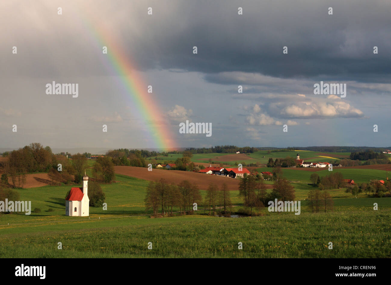 Rainbow oltre il paesaggio culturale della montagna alpina, in Germania, in Baviera, Alta Baviera, Baviera superiore Foto Stock
