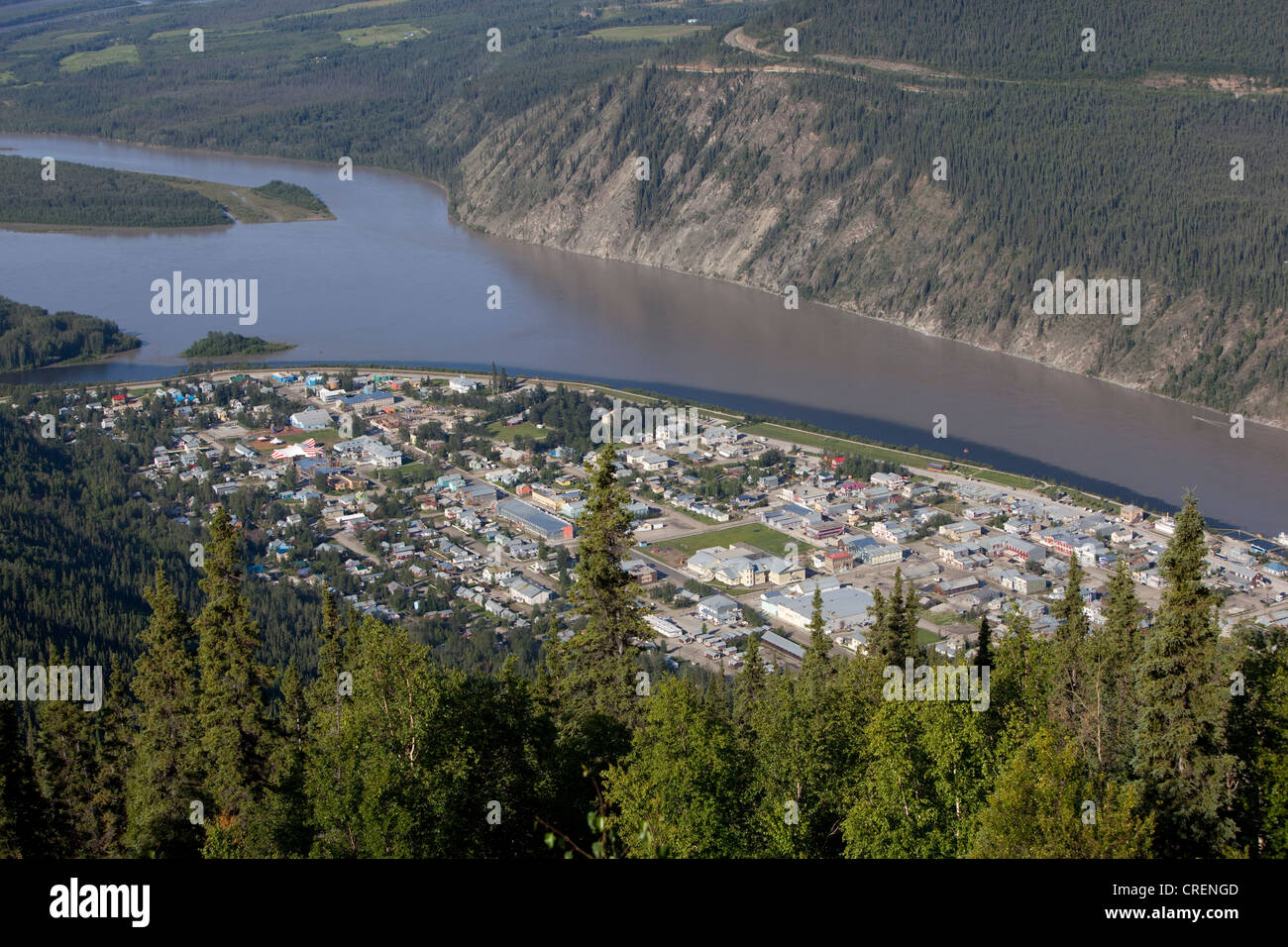 Vista su Dawson City, Yukon e Klondike fiumi dalla cupola di mezzanotte, Yukon Territory, Canada Foto Stock