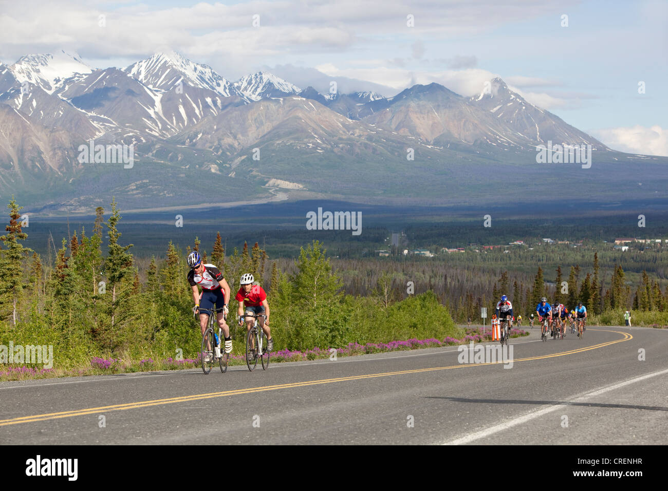 I ciclisti racing di fronte a Sant'Elia montagna, al Kluane Chilkat International Bike relè, gara ciclistica da Haines Foto Stock