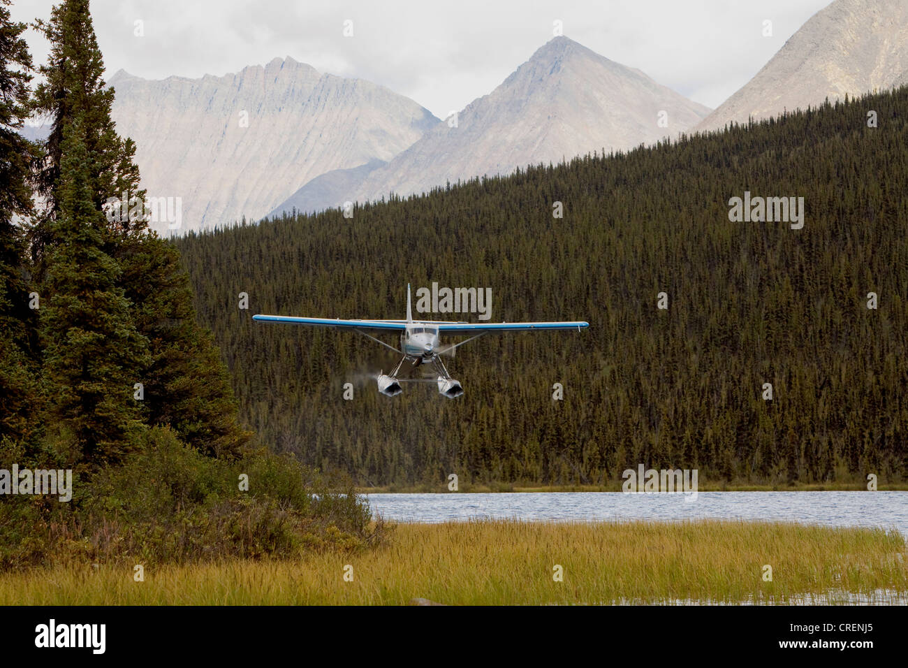 Piano Bush, float plane de Havilland Canada DHC-3 Otter decollare da McClusky Lago, Wind River, Mackenzie Montagne Foto Stock