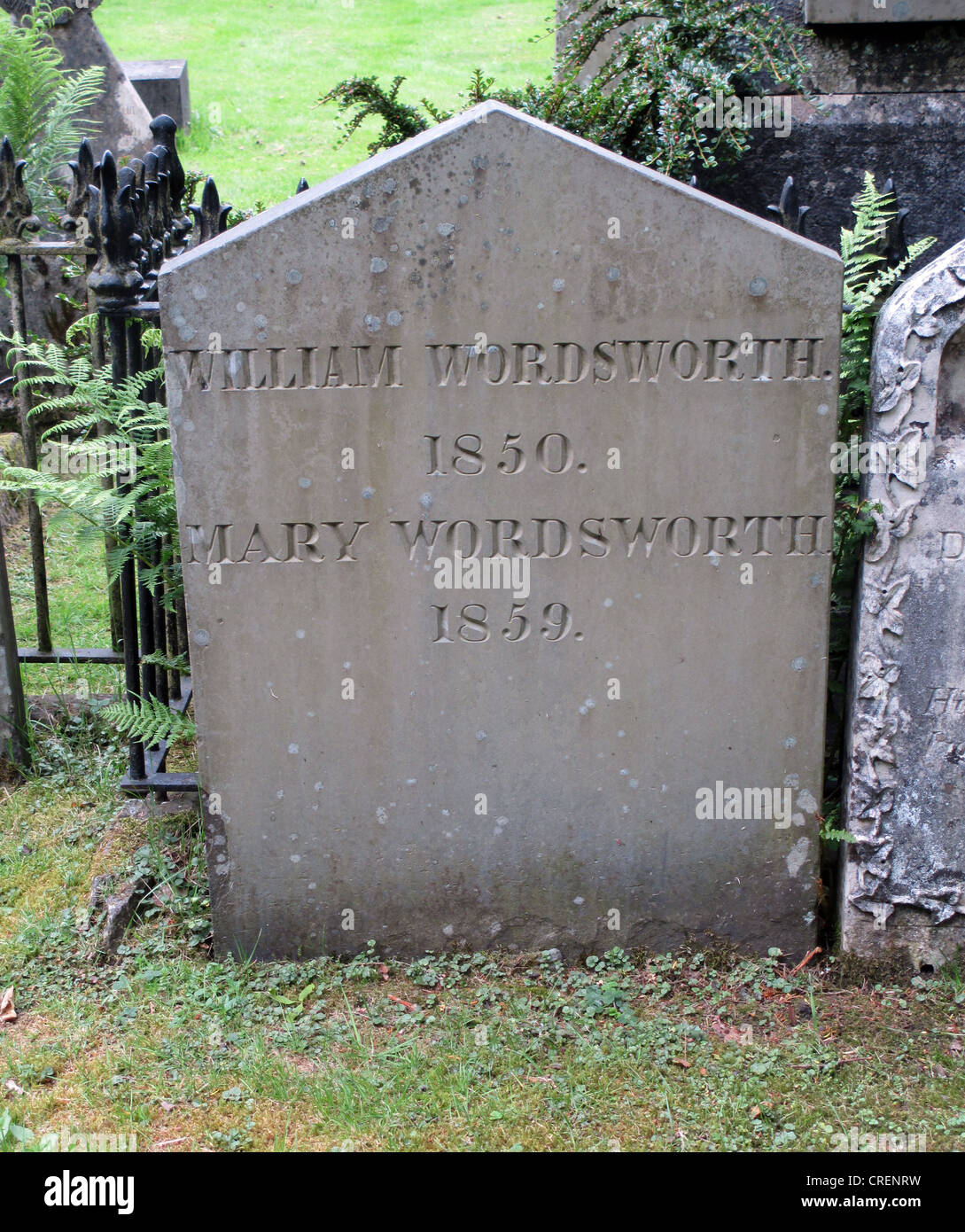 WILLIAM WORDSWORTH (1770-1850) Lastra tombale di Wordsworth e la moglie a St. Oswald è la Chiesa, Grasmere Cumbria,. Foto Tony Gale Foto Stock