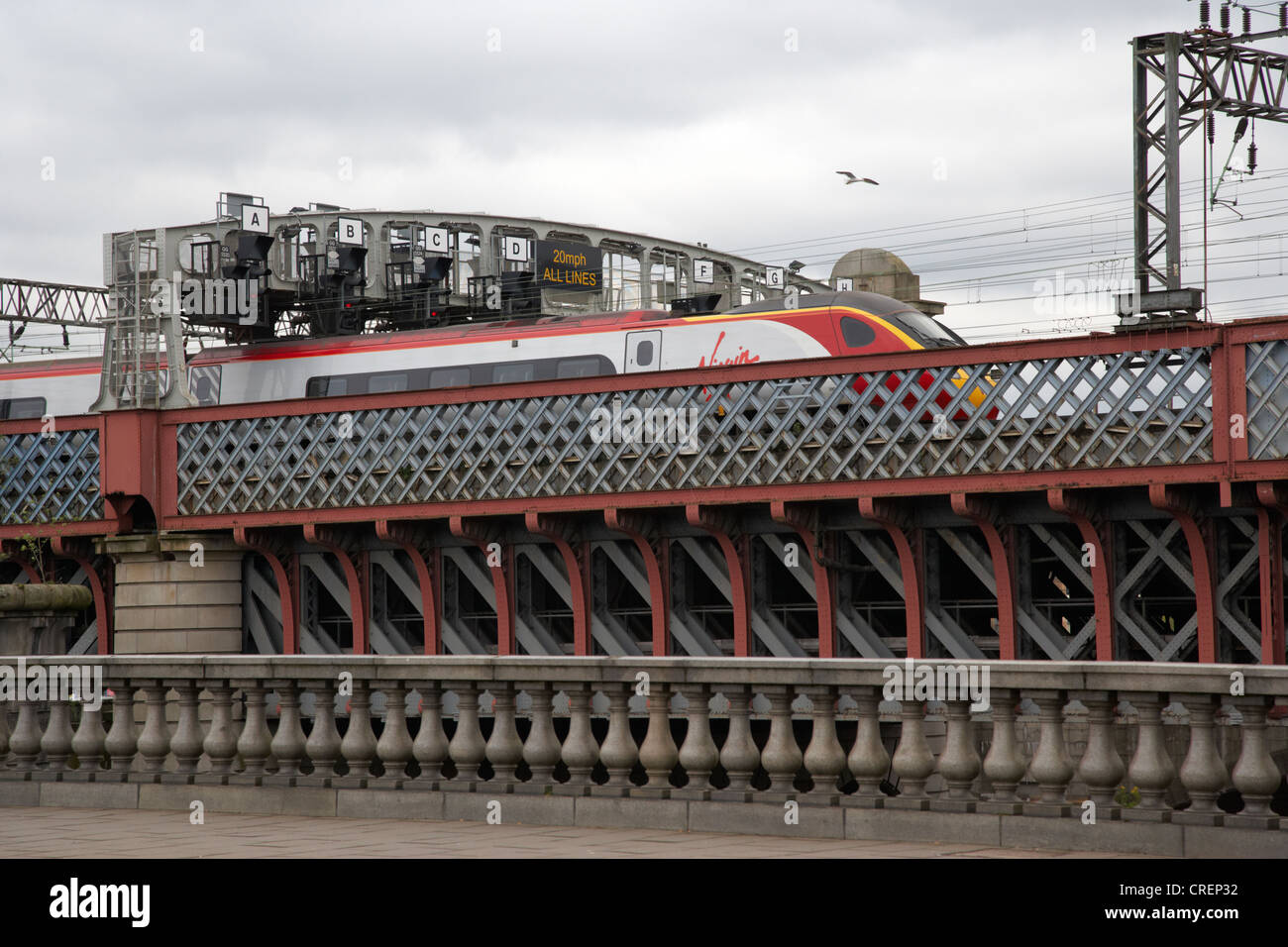 Treni del virgin rail service attraversando il caledonian ponte ferroviario che arrivano in Glasgow Scotland Regno Unito Foto Stock