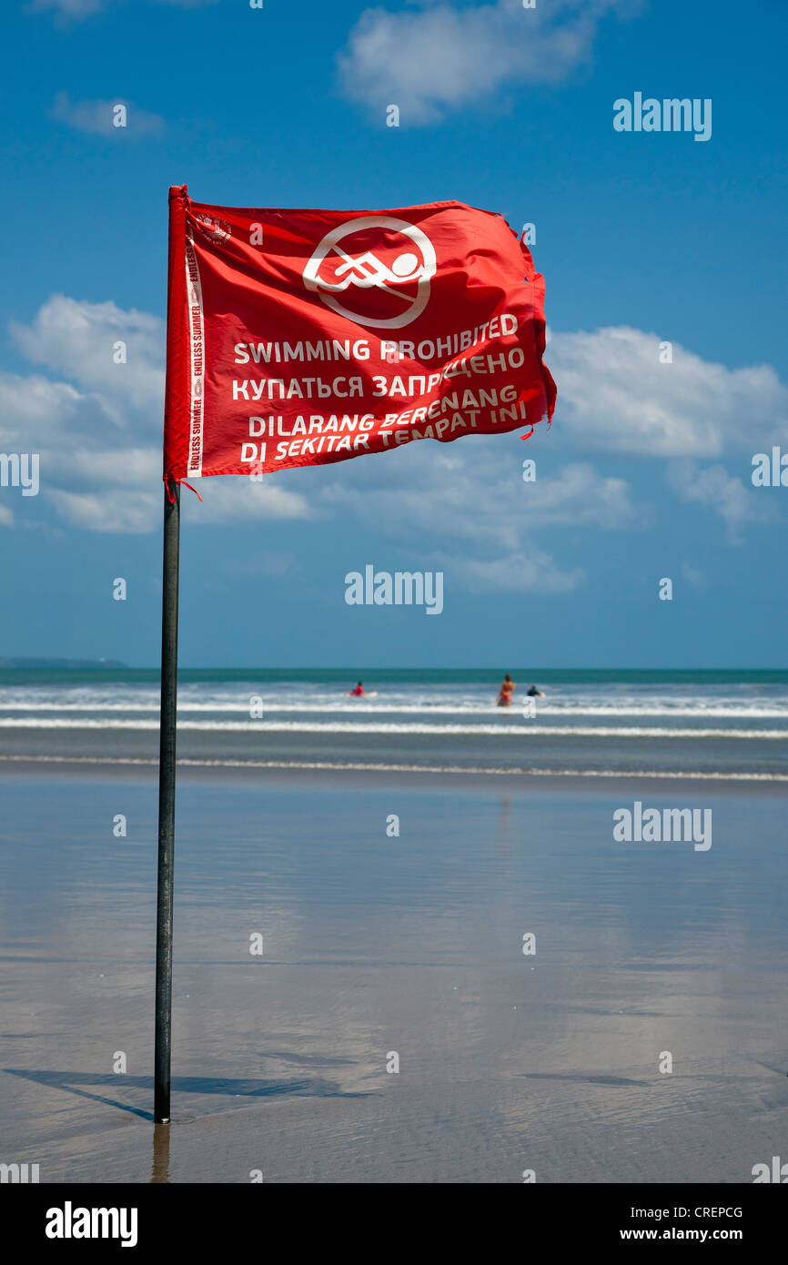 Red Flag di avviso, proibito nuotare, Kuta Beach, Surfers paradise", meridionale di Bali, Bali, Indonesia, Asia sud-orientale, Asia Foto Stock