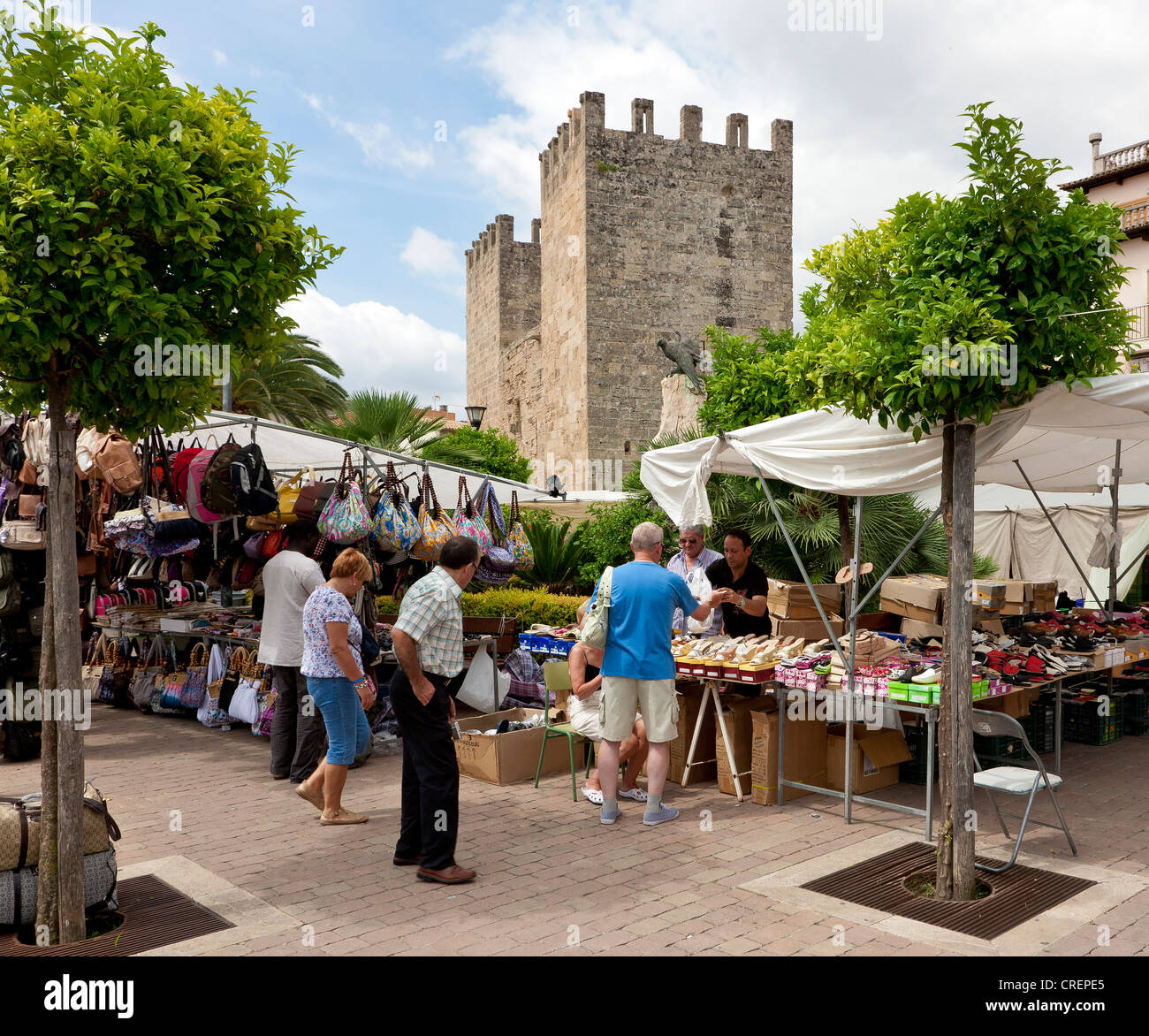 Mercato di domenica a Alcudia, isola di Maiorca, isole Baleari, Spagna, Europa Foto Stock