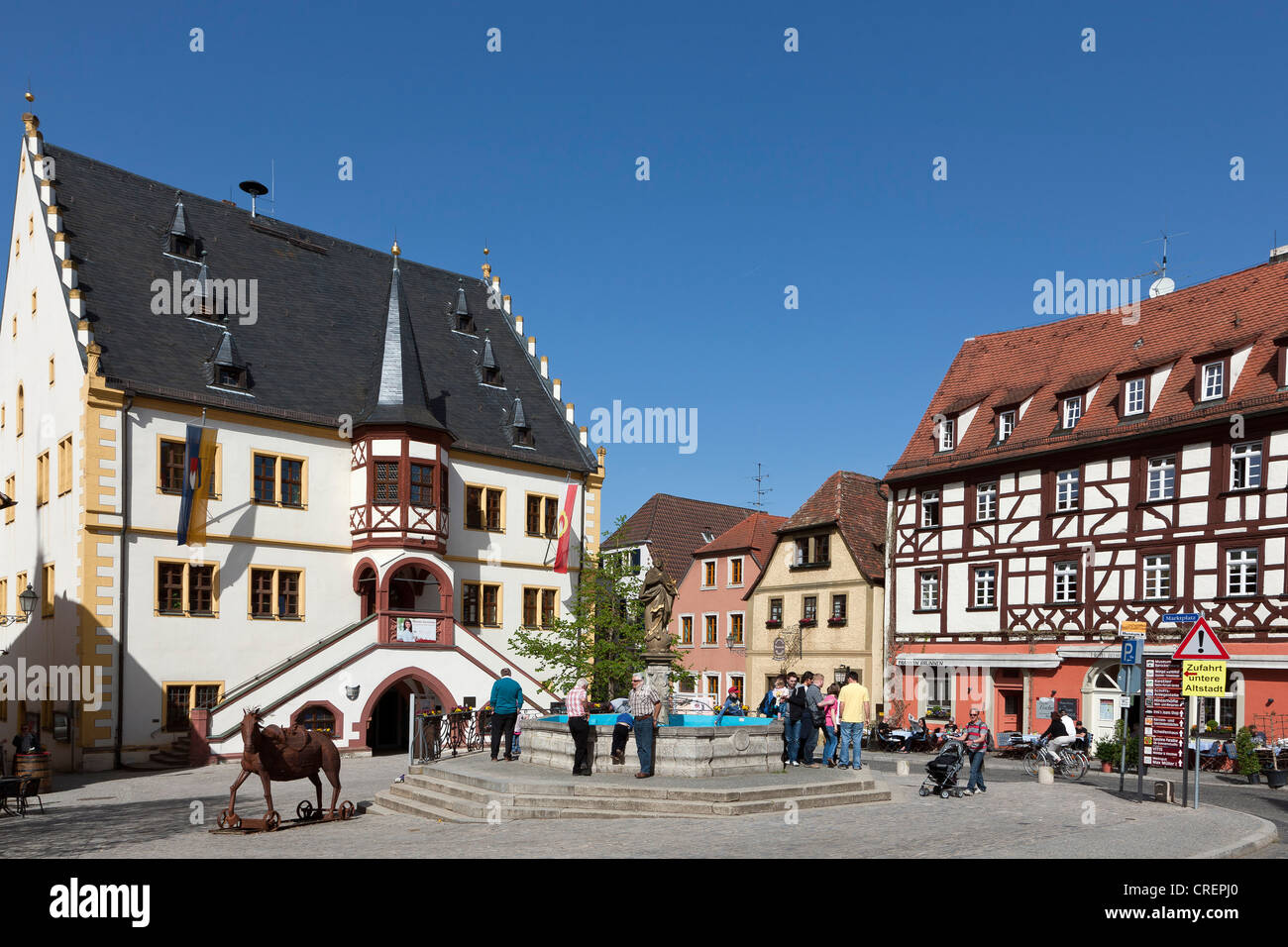 La piazza del mercato con la fontana e il municipio, Volkach, Landkreis Kitzingen county, bassa Franconia, Baviera, Germania meridionale Foto Stock