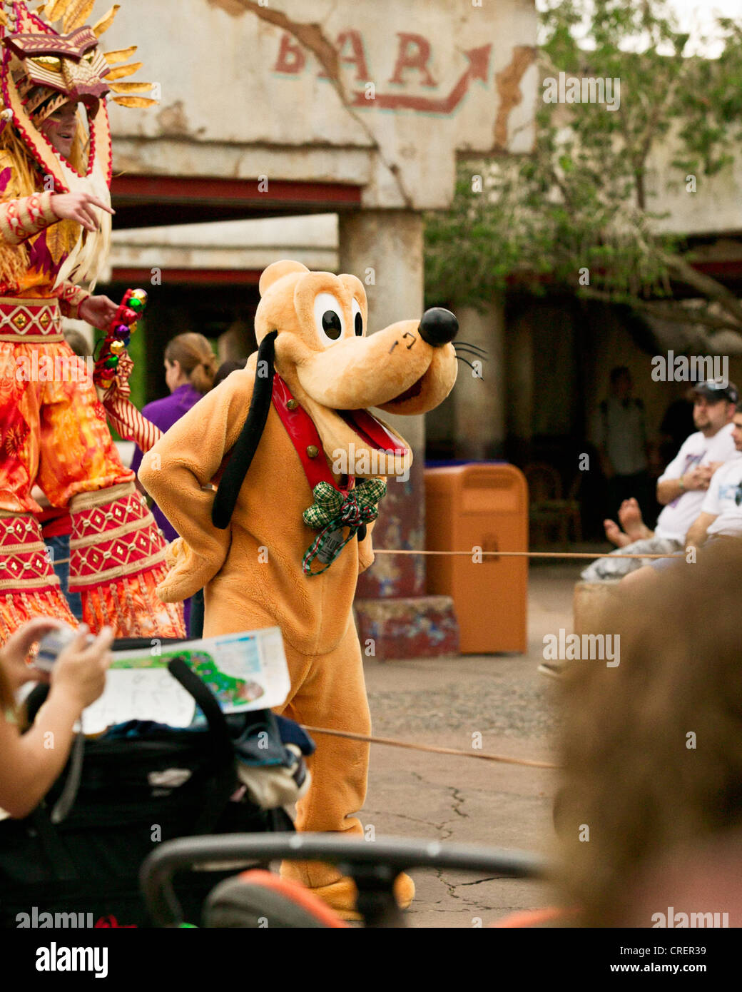Personaggio dei fumetti Plutone intrattiene la folla in carnevali regolari a Disney il Parco a Tema del Regno degli Animali,Orlando, Florida. Foto Stock