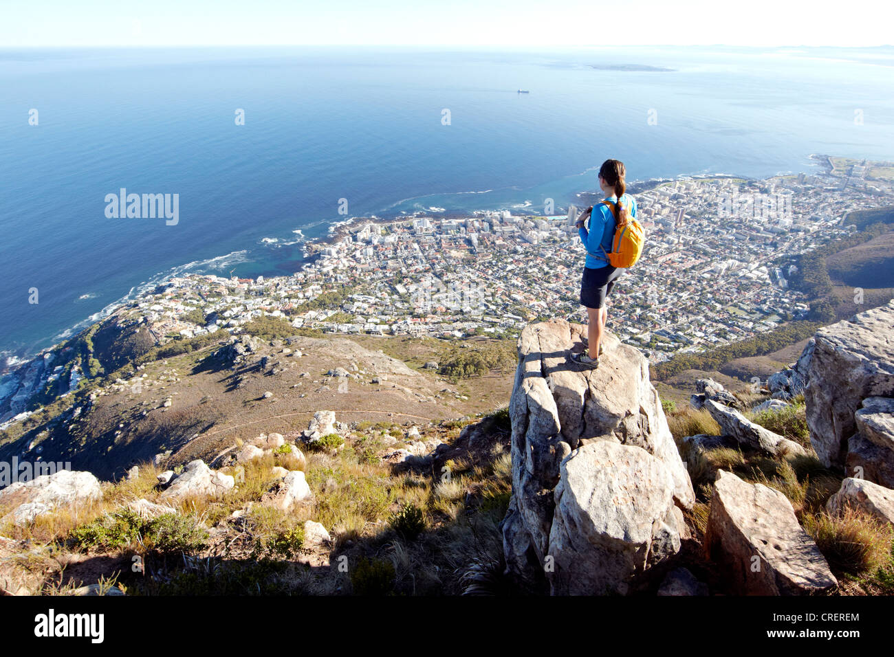 Una donna è in piedi sulla parte superiore della testa di leone e guardando verso il basso in corrispondenza della città di Cape Town. Sud Africa. Foto Stock