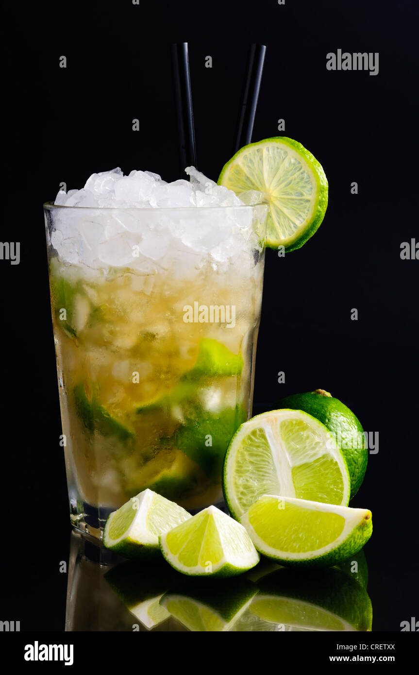 Caipirinha cocktail drink con limes su sfondo scuro Foto Stock