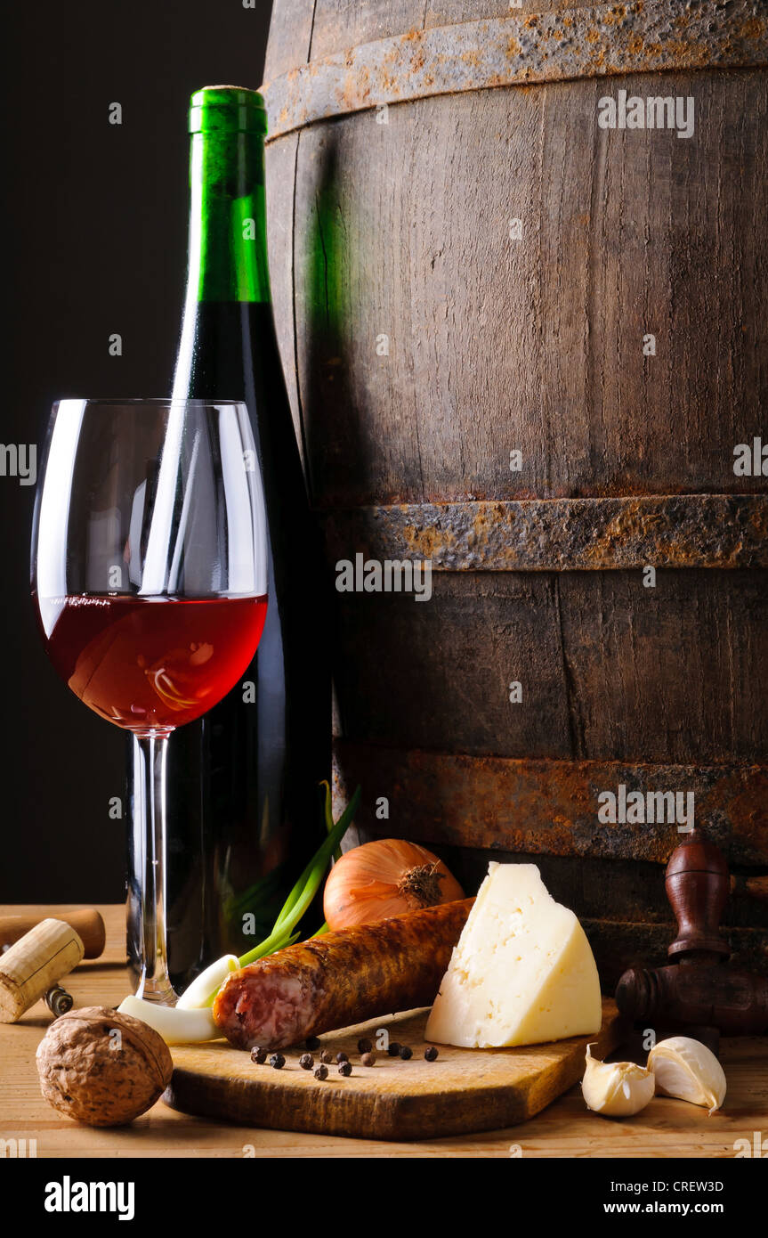 Ancora in vita con cibo tradizionale, vino rosso e Barile di legno Foto Stock