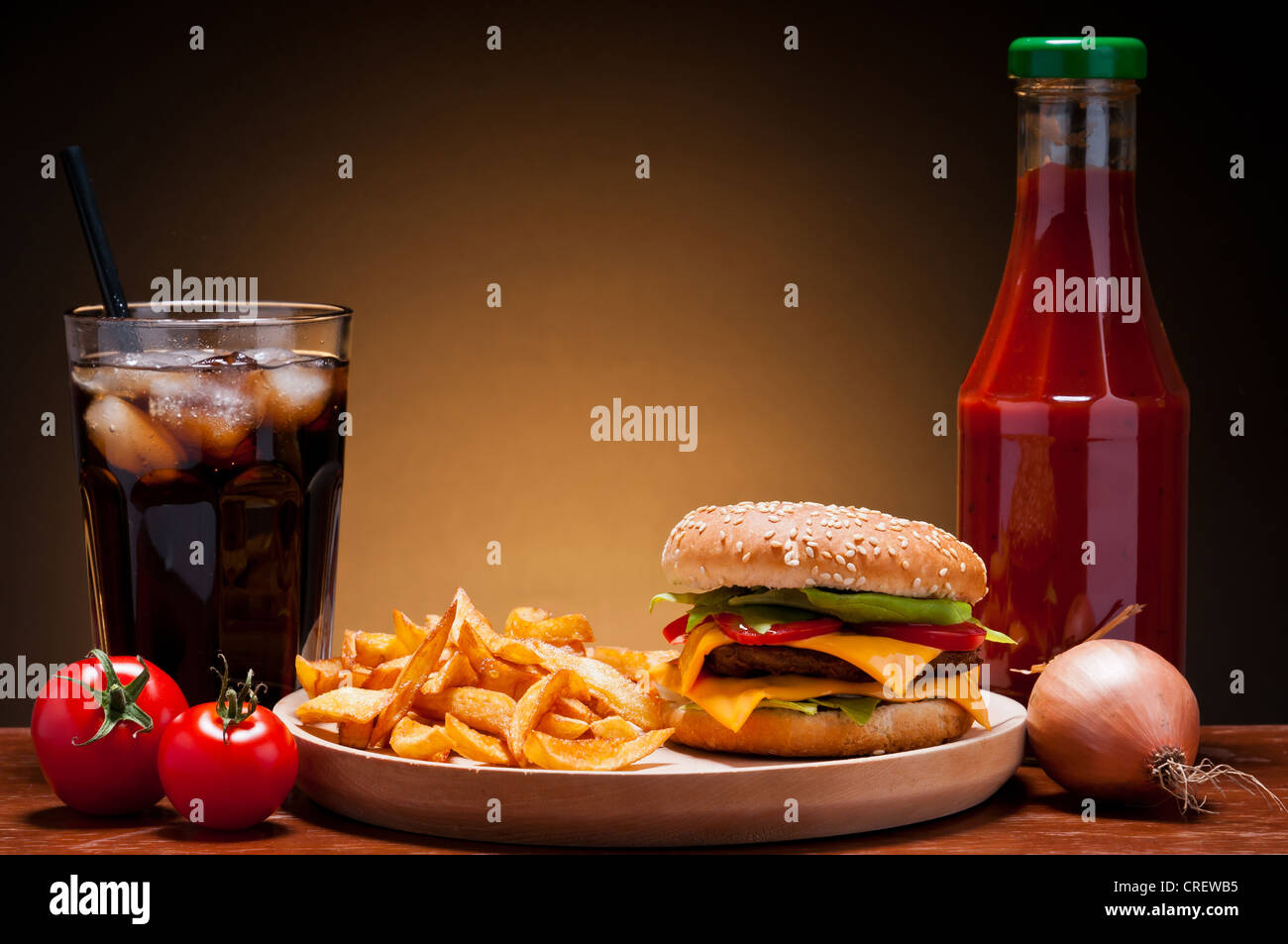 Il fast food hamburger menu con hamburger, patatine fritte, cola e ketchup Foto Stock