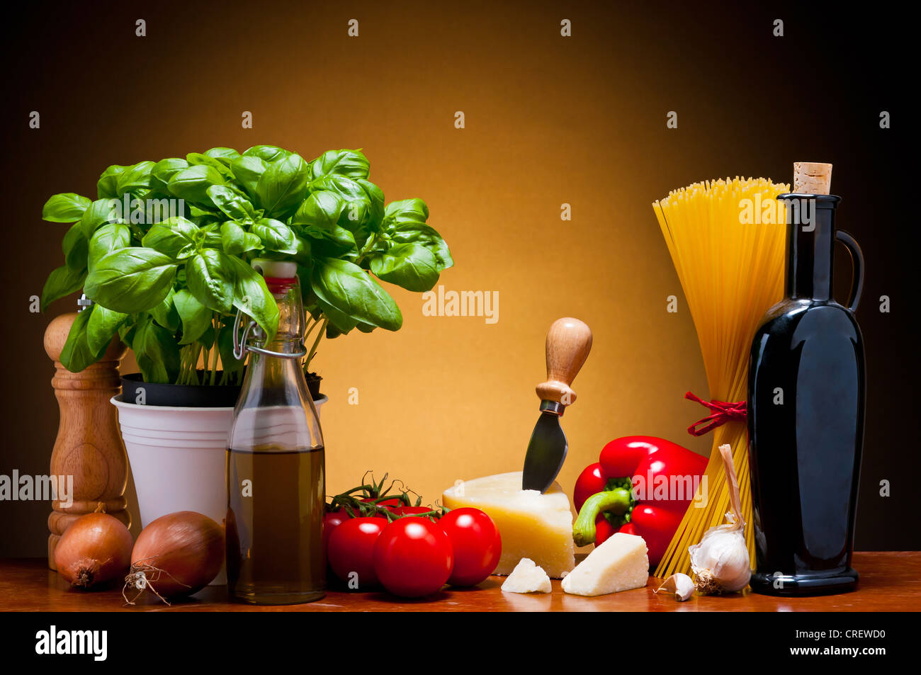Ancora vita con i tradizionali ingredienti alimentari per la cucina italiana Foto Stock