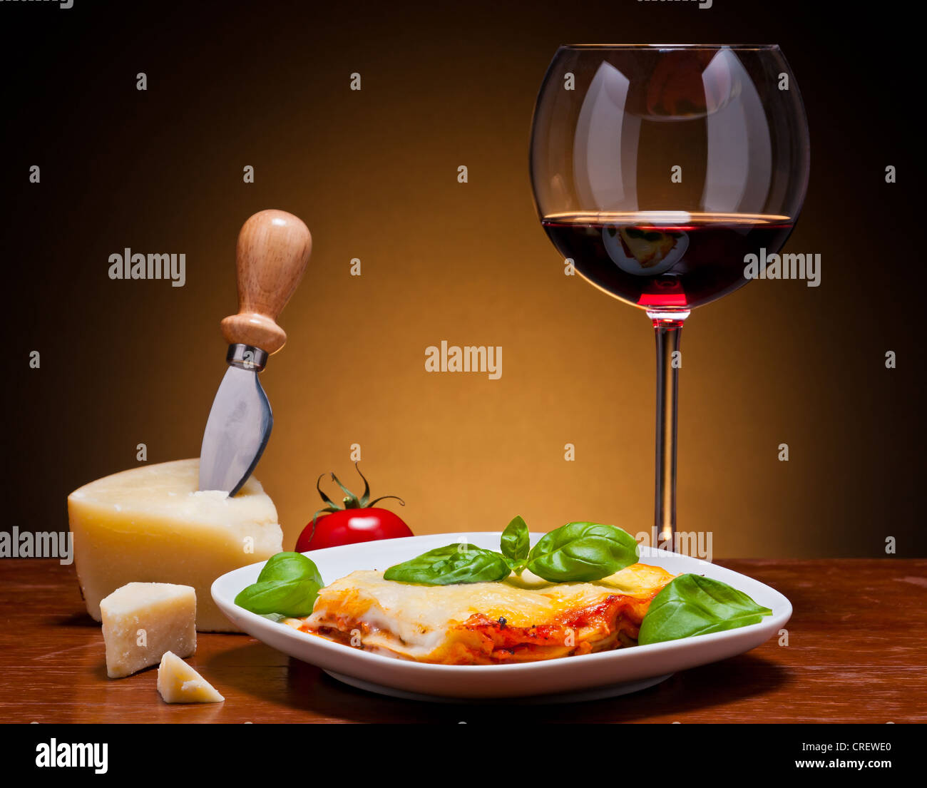 Ancora vita con le tradizionali lasagne, vino rosso e formaggio Foto Stock