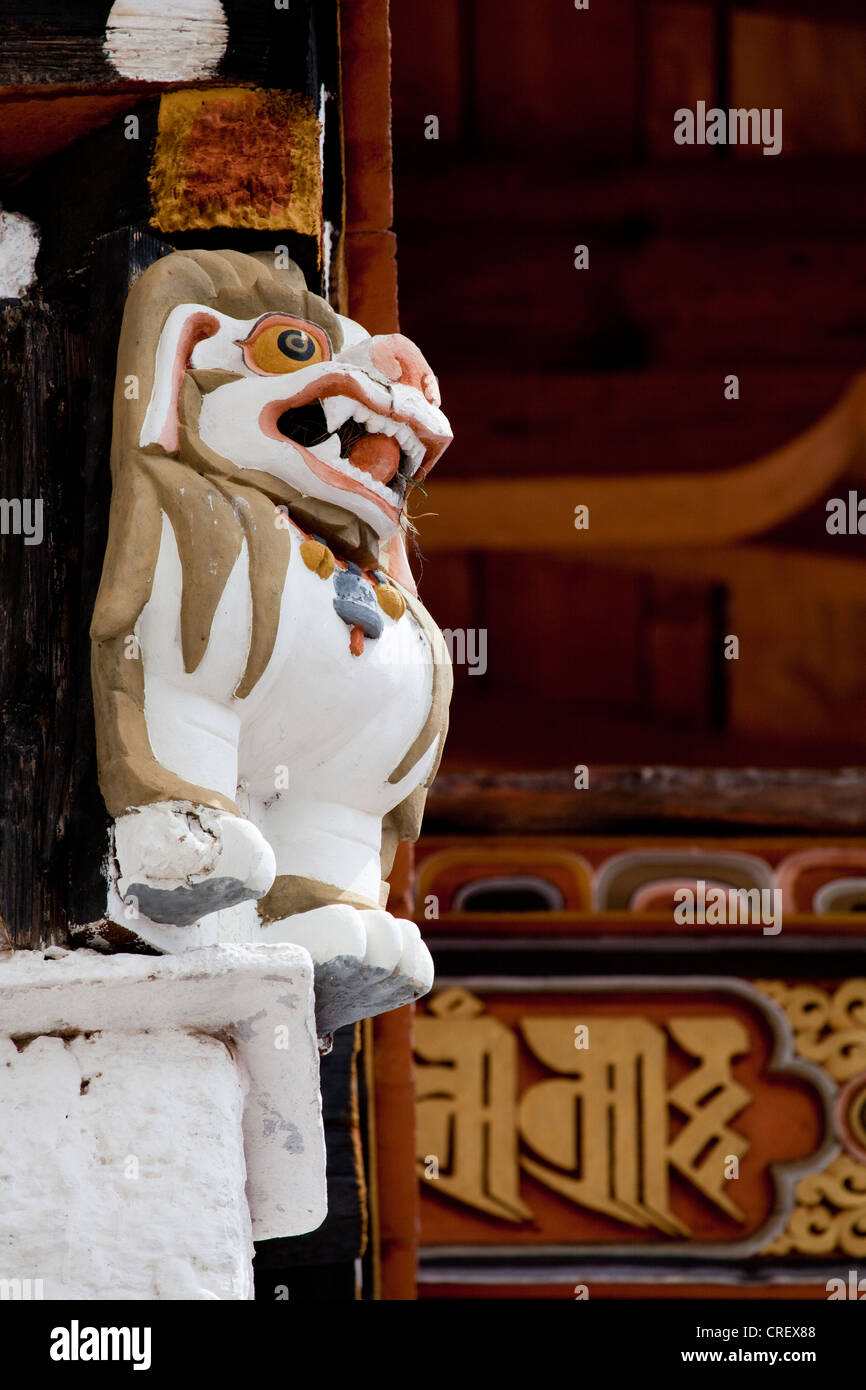 Neve leone (singhe) sull'angolo di un tempio in Bhutan, è uno dei quattro animali ufficiale del Bhutan. Foto Stock