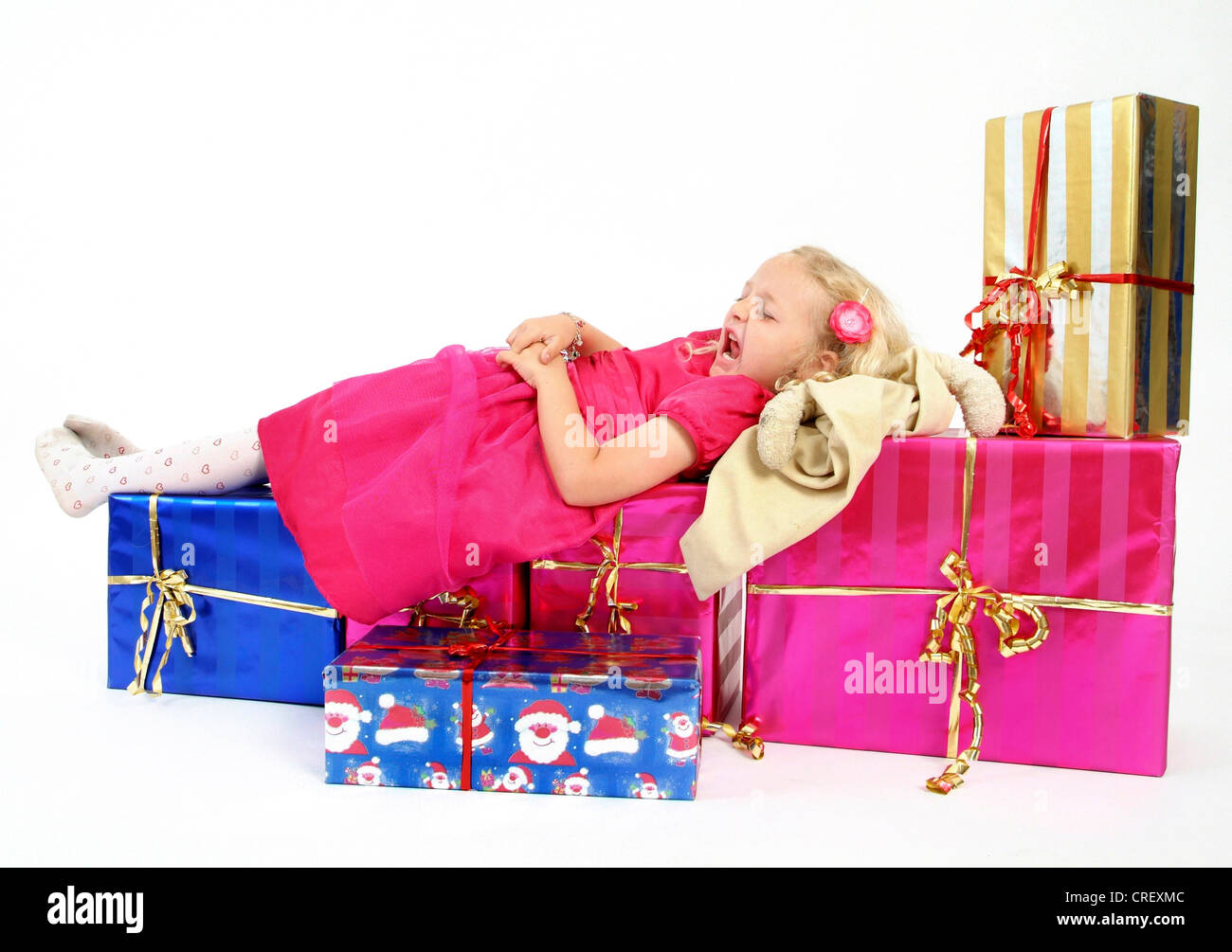 Ragazza dorme tra i regali di natale Foto Stock