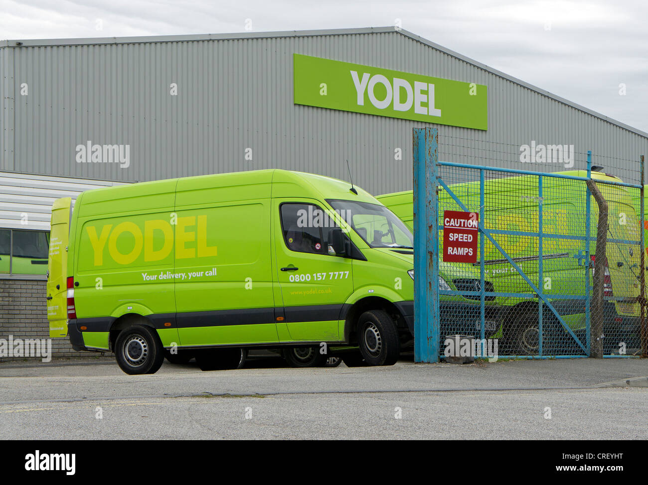 Yodel parcel delivery service depot Foto Stock