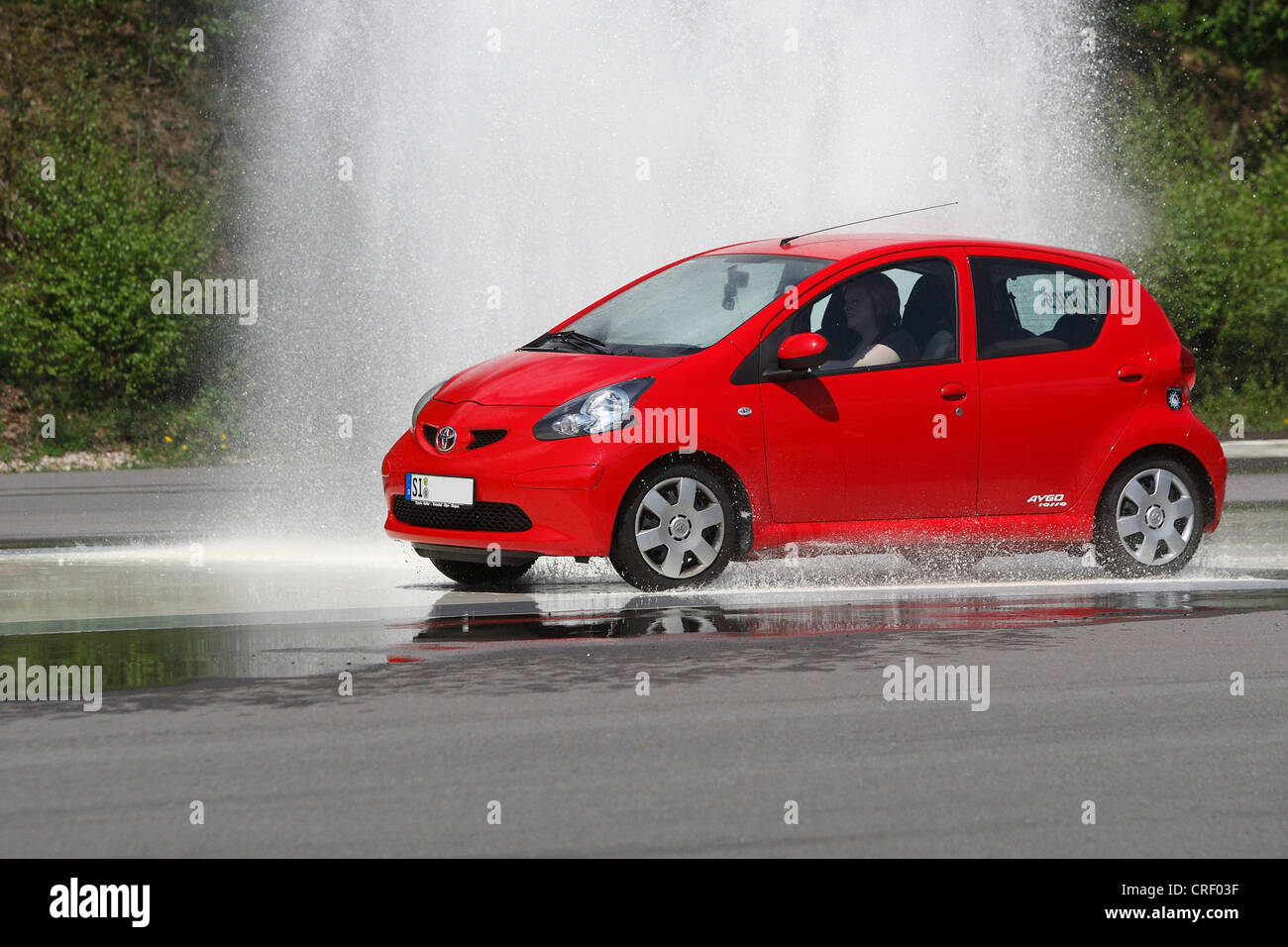 L'ADAC sicurezza stradale, la navigazione su una strada bagnata, Germania Foto Stock