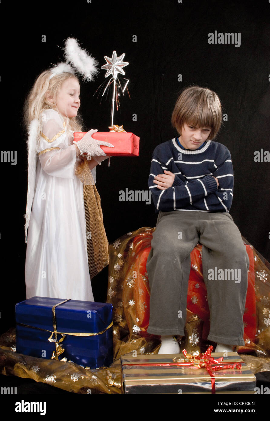 Ragazzo doesnt vuole un presente da Cristo Bambino Foto Stock