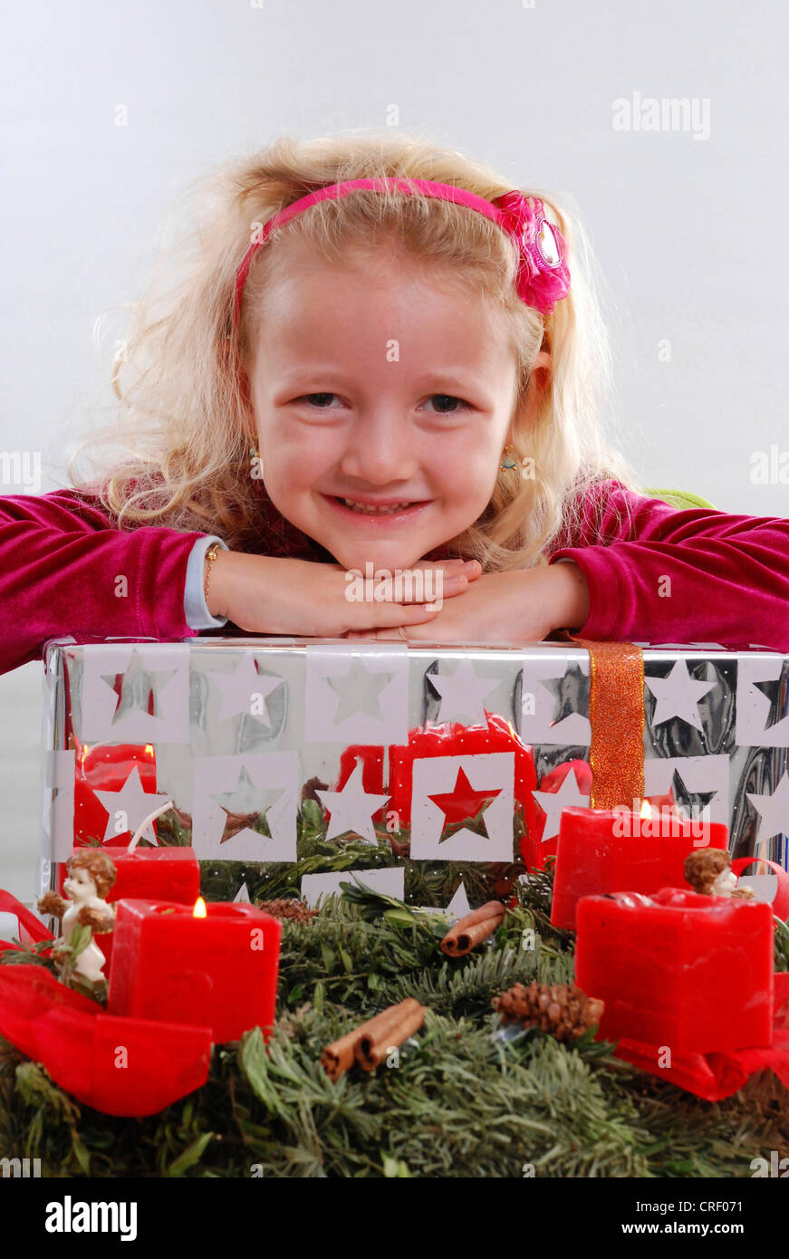 La ragazza con la corona di Avvento e regali di Natale Foto Stock