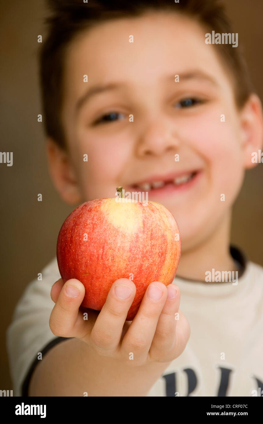 Scolaro con un Apple Foto Stock