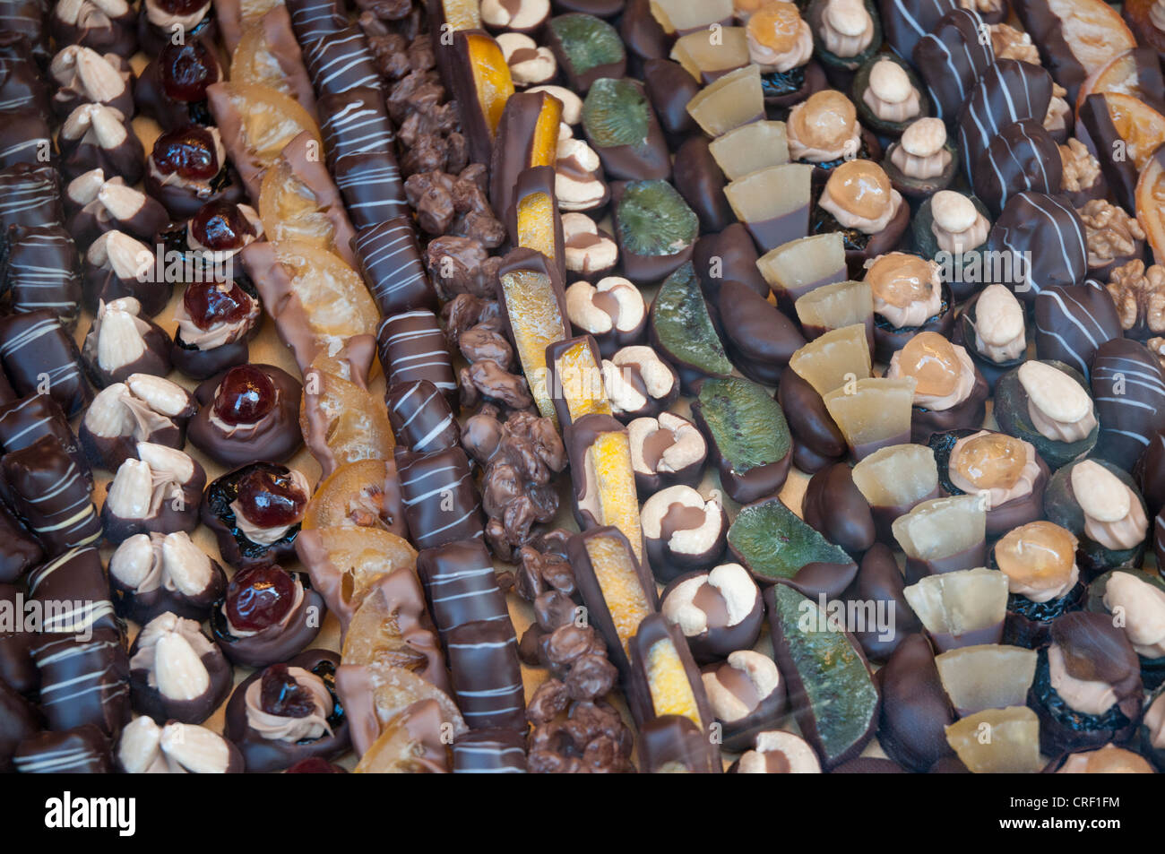 Realizzata a mano con cioccolatini che viene visualizzato nella finestra di un pasticcere di Monaco di Baviera Foto Stock