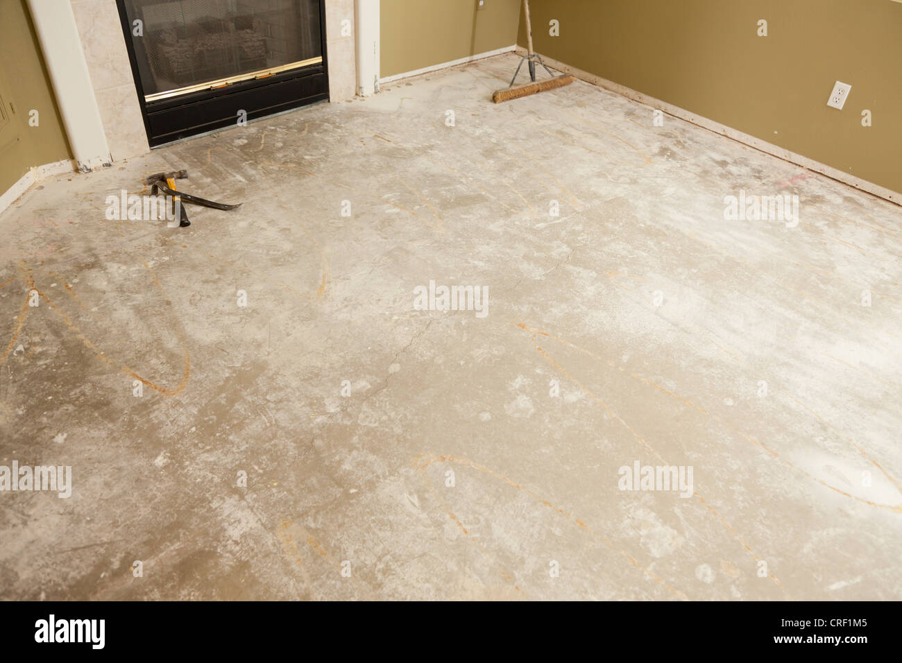 Vuoto Casa concreto piano con la scopa pronto per l'installazione di pavimentazione. Foto Stock