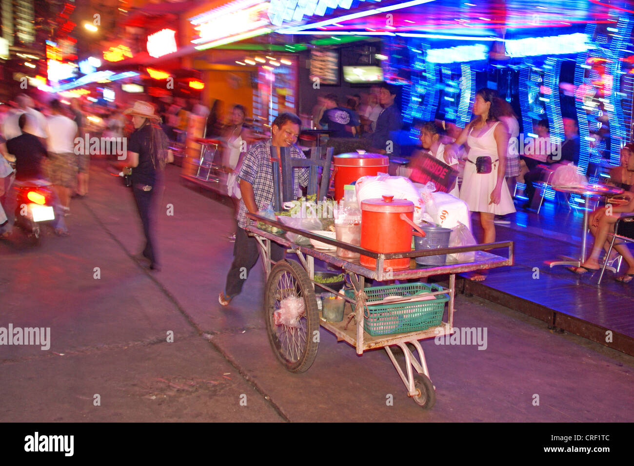 Un uomo tailandese diversi piedi in Patpong a Bangkok, Thailandia, Bangkok Foto Stock