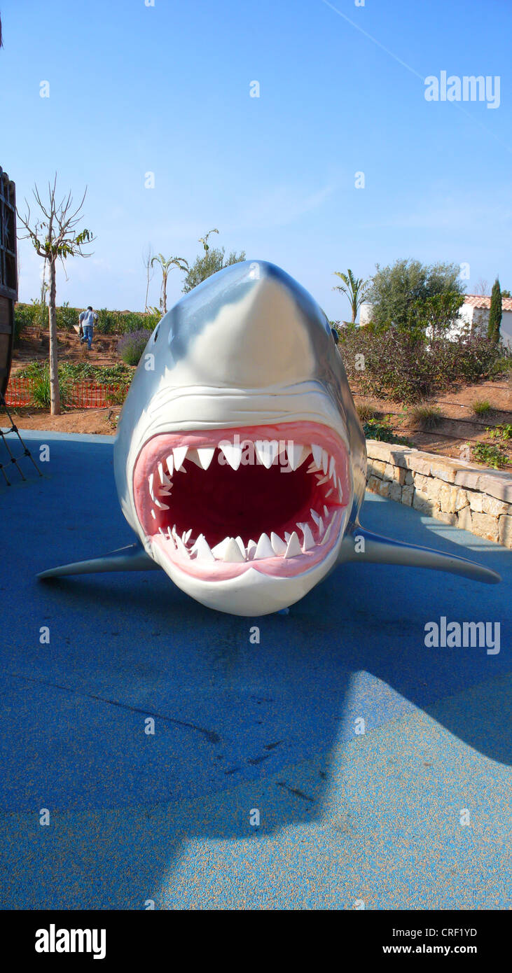 Il grande squalo bianco (Carcharodon carcharias, Carcharodon rondeletii), dummy su un parco giochi per i bambini Foto Stock
