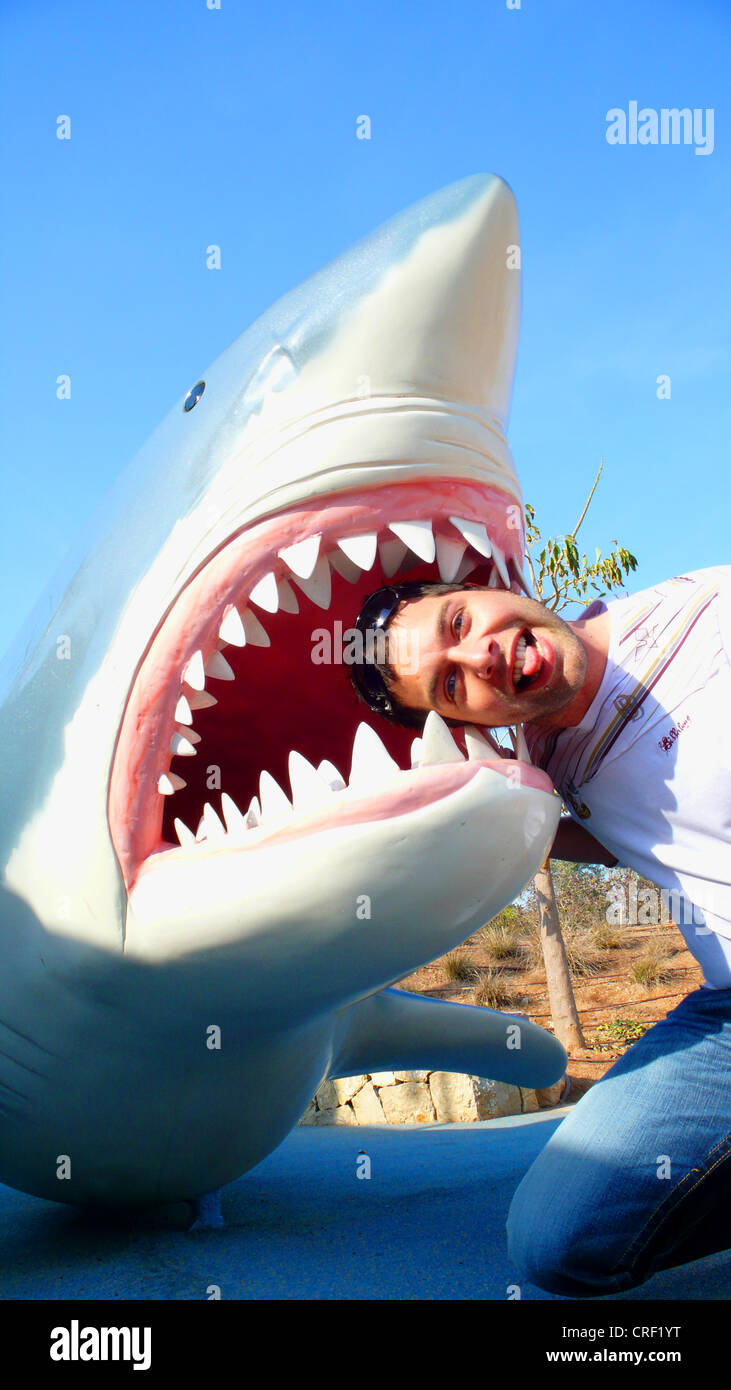 Il grande squalo bianco (Carcharodon carcharias, Carcharodon rondeletii), l'uomo in bocca, dummy su un parco giochi per i bambini Foto Stock