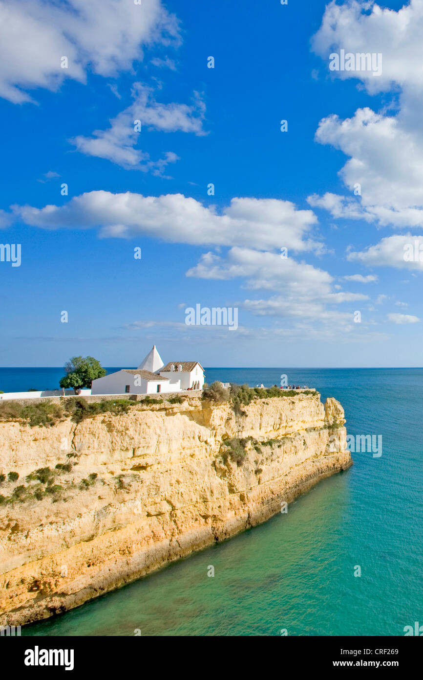 Capela de Nossa Senhora da Rocha tra Praia Senhora da Rocha e Praia Nova, Portogallo, Algarve Foto Stock