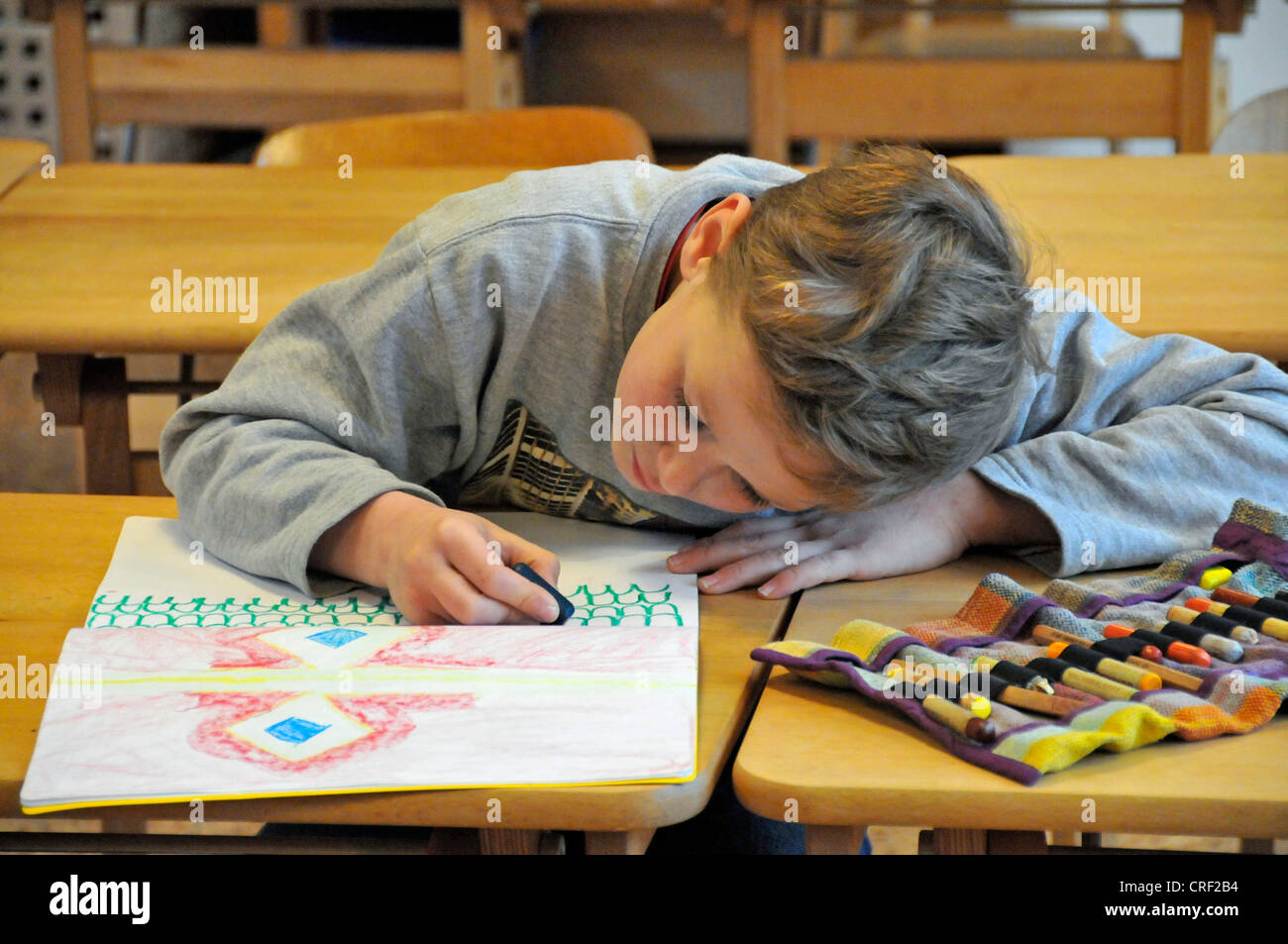 Otto anni scolaro disegno Foto Stock