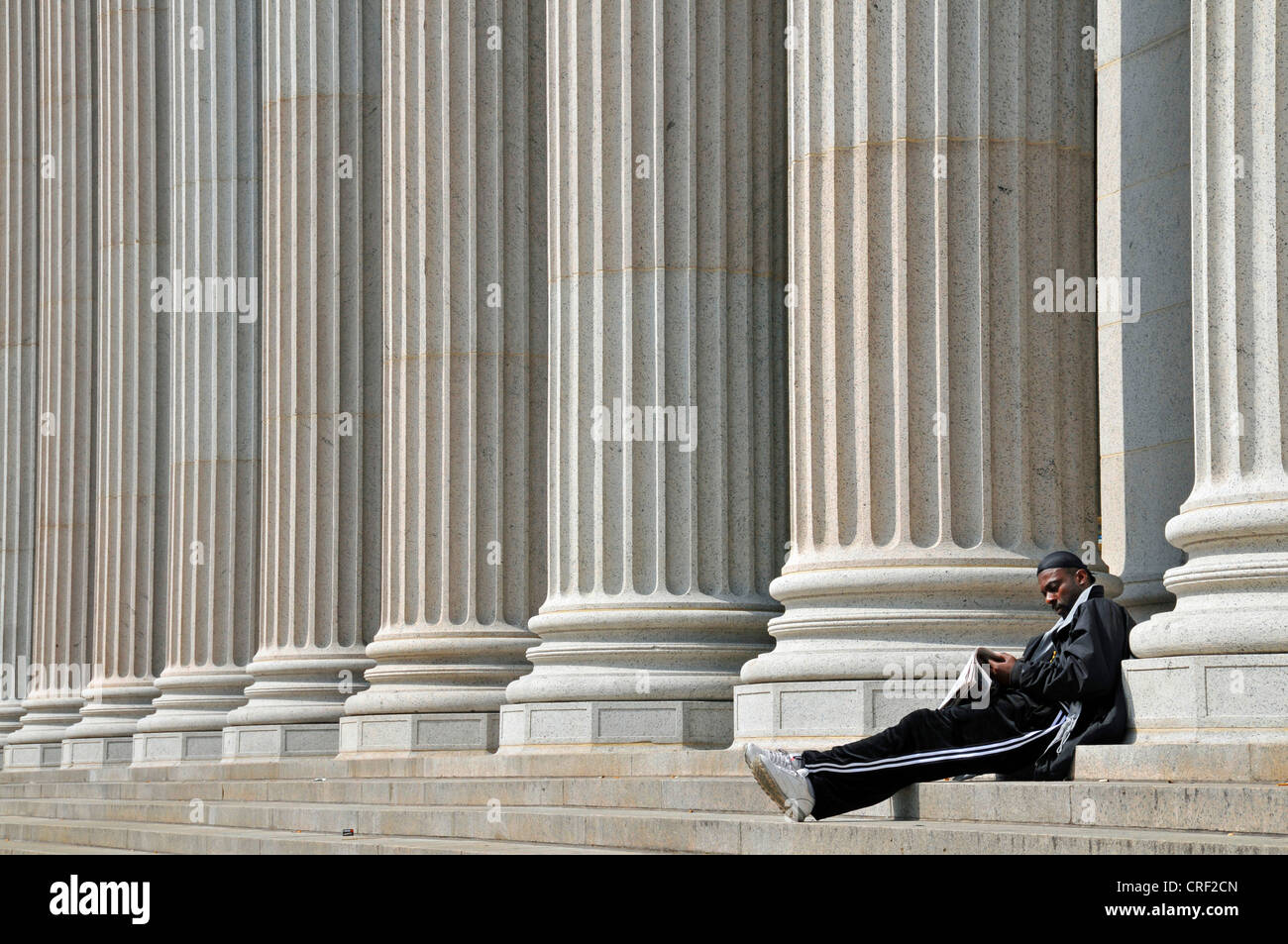 L'uomo che giace in corrispondenza di colonne della United States Post Office, USA, New York City, Manhattan Foto Stock