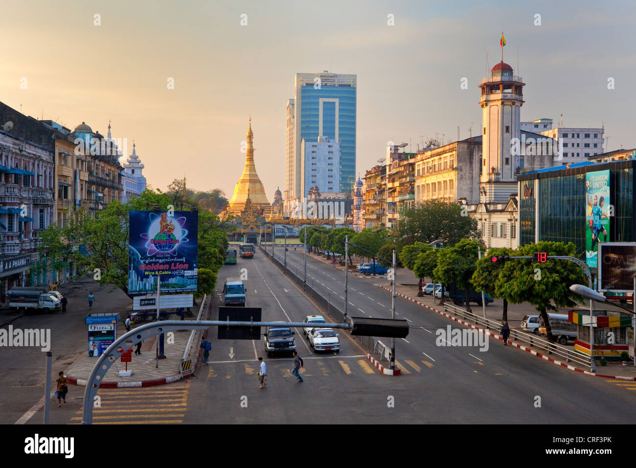 Myanmar Birmania, Yangon. Sule Pagoda Road, la mattina presto. La giustapposizione di tradizionali e moderni stili architettonici. Foto Stock