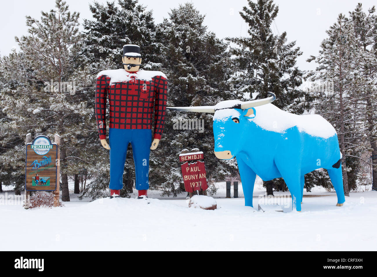 Paul Bunyan lumberjack e Babe il bue blu scultura in inverno - Bemidji, Minnesota. Foto Stock